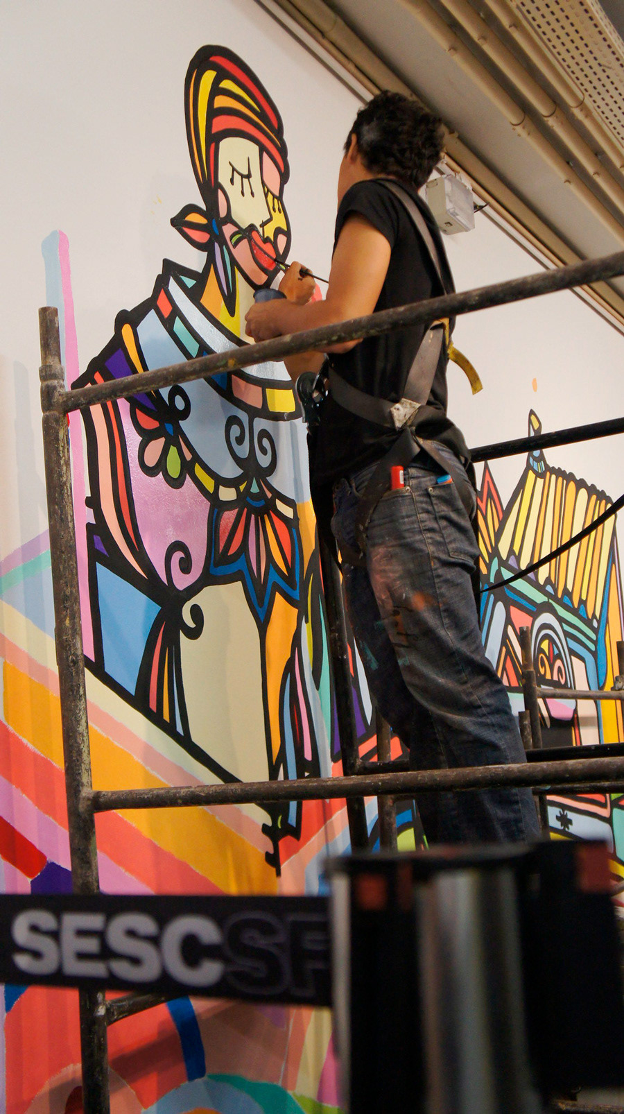 Ninhol painting a mural at Sesc SP