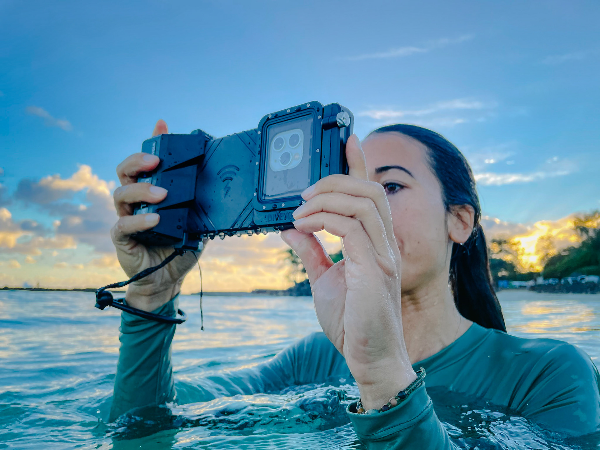 A model uses the SeaTouch3 underwater housing. Photo and filming session for DiveVolk marketing