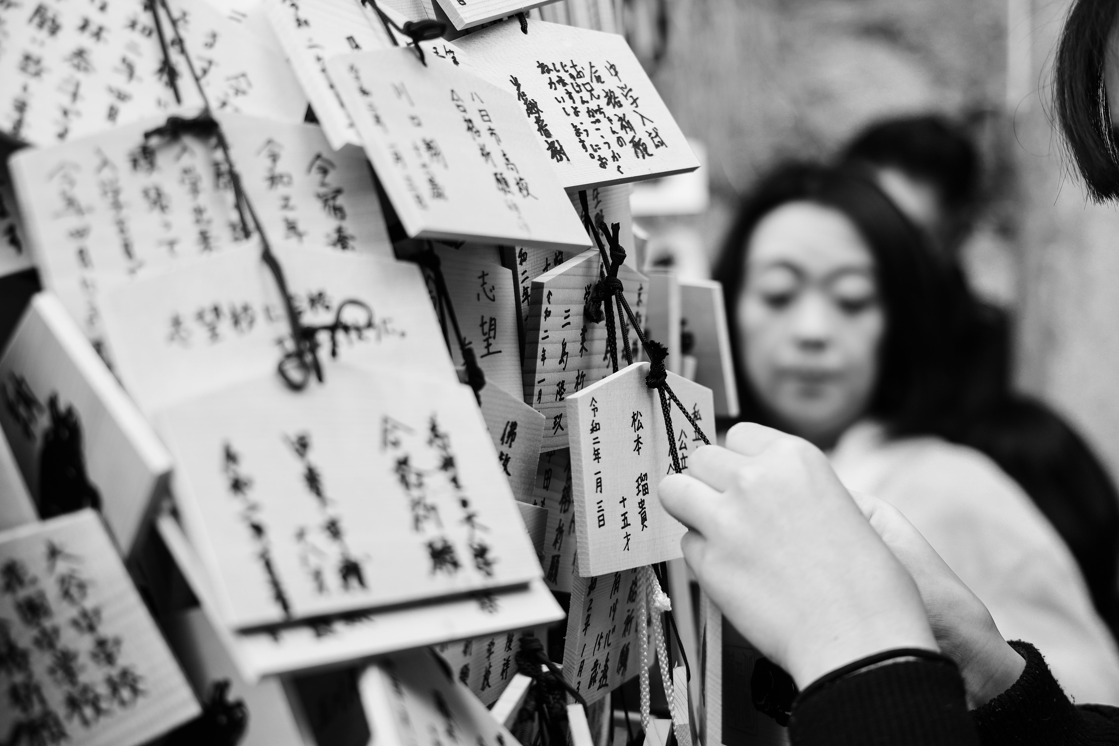 Preghiere e voti si scrivono su tavolette di legno 