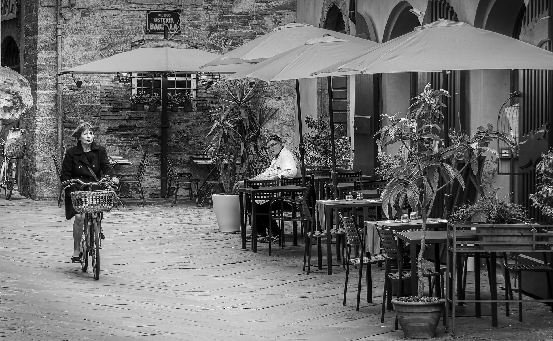 Lucca-Checking things out