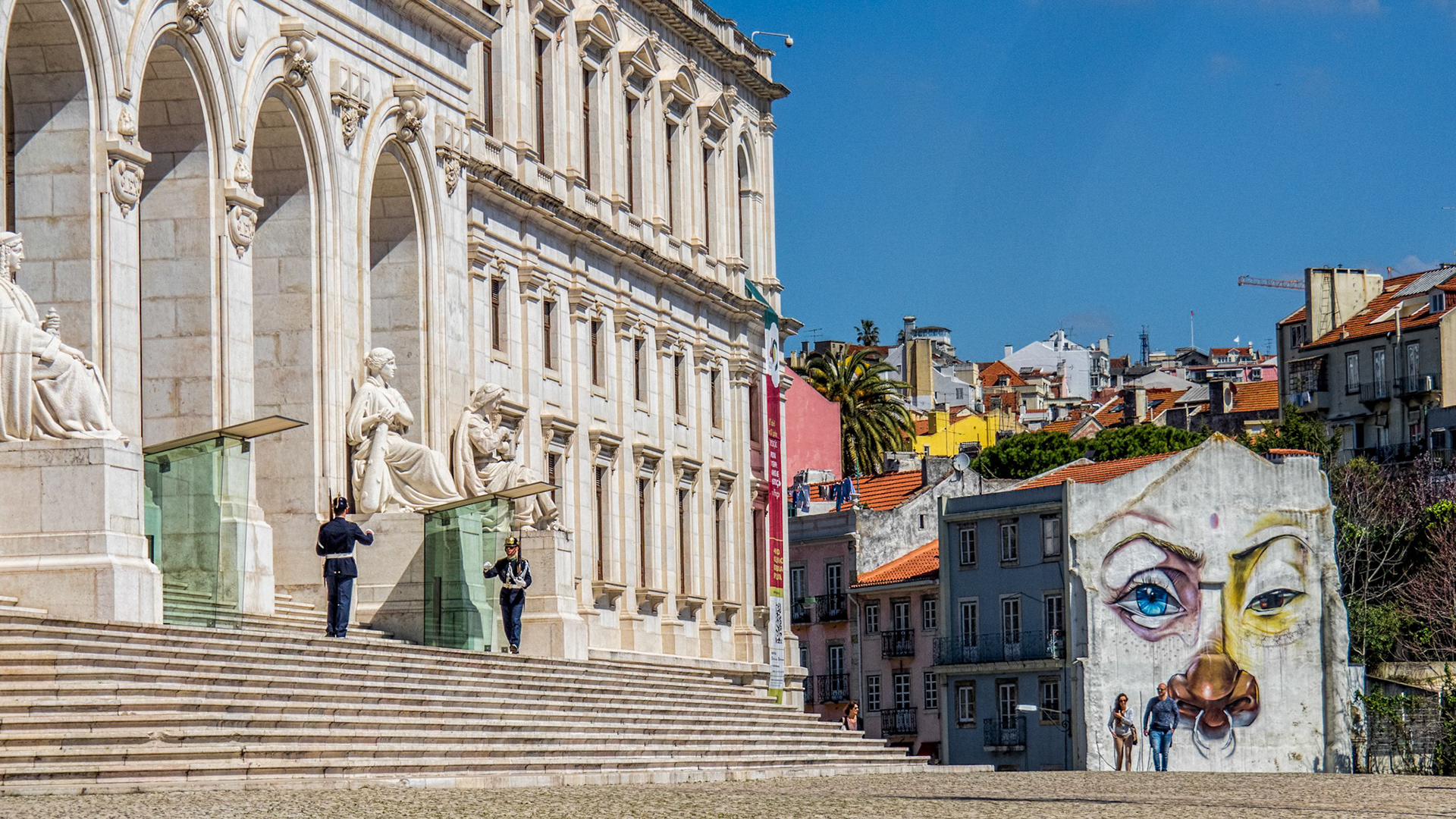 Lisbon: Face graffiti on apartment building