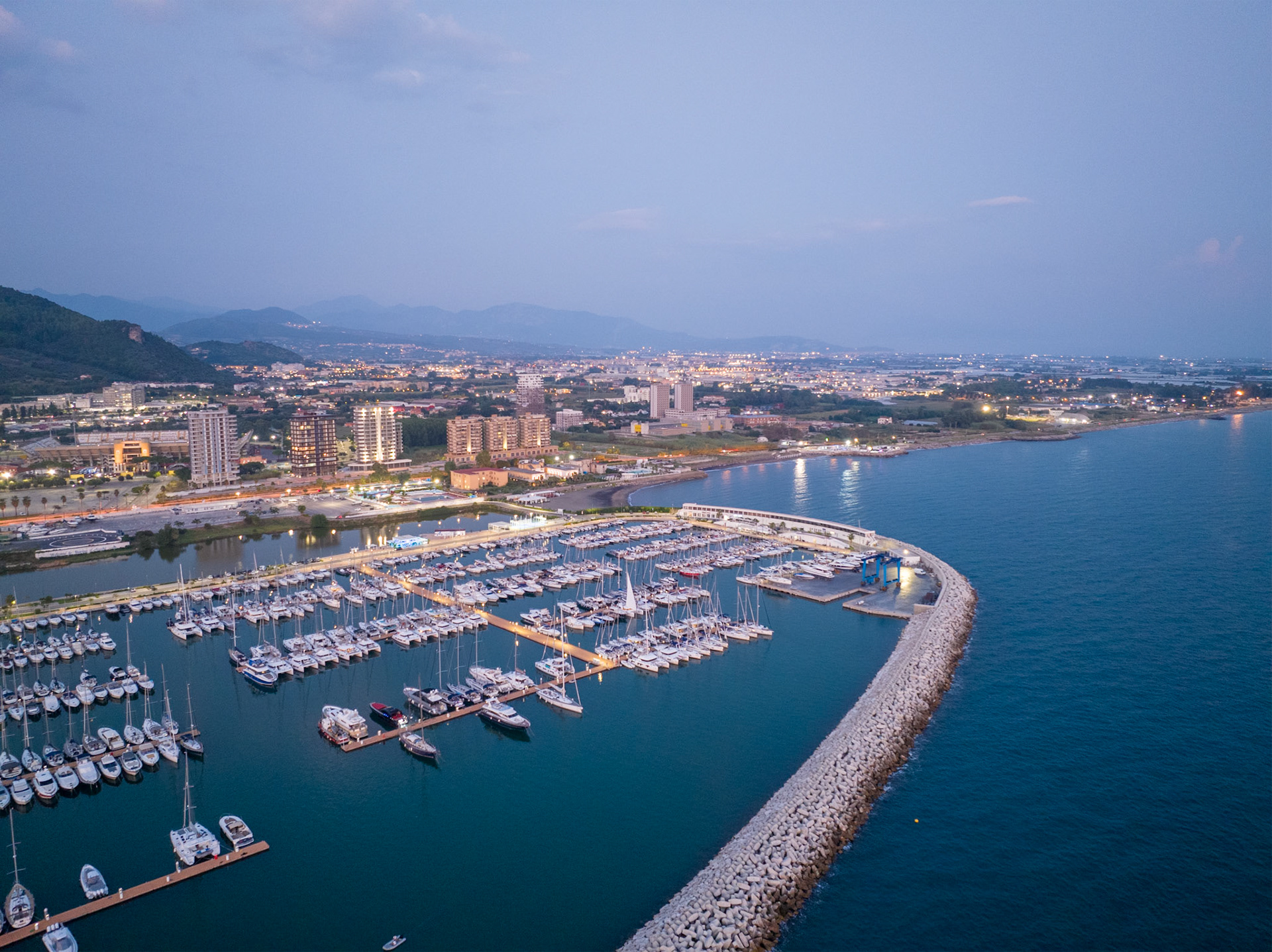 Salerno (40°38'28" N 14°48'49" E)