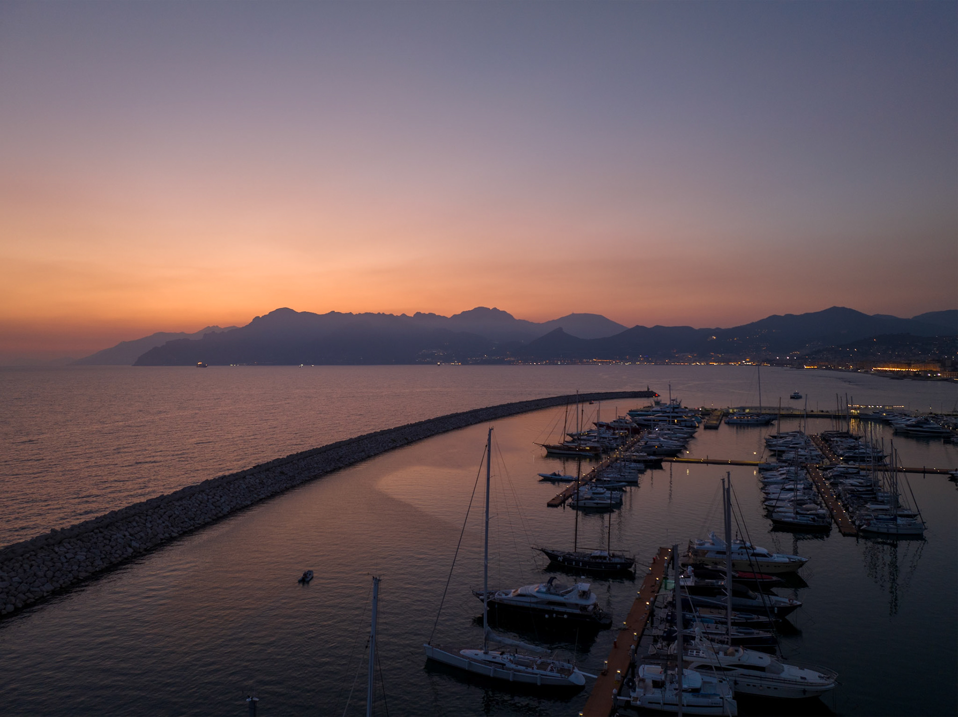 Salerno (40°38'27" N 14°49'4" E)