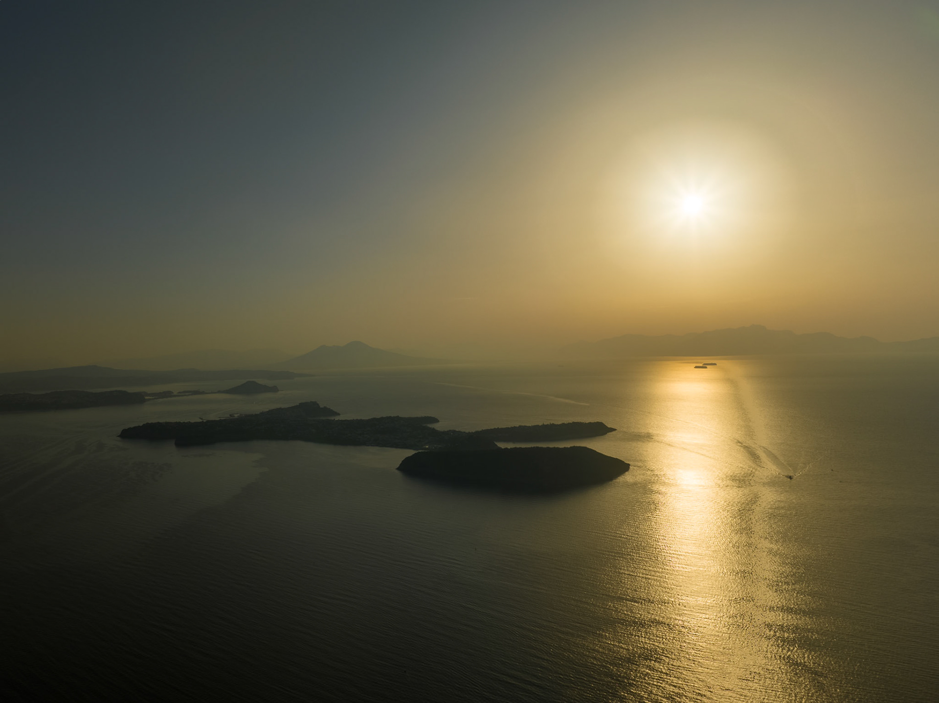 Ischia (40°44'36" N 13°57'8" E)