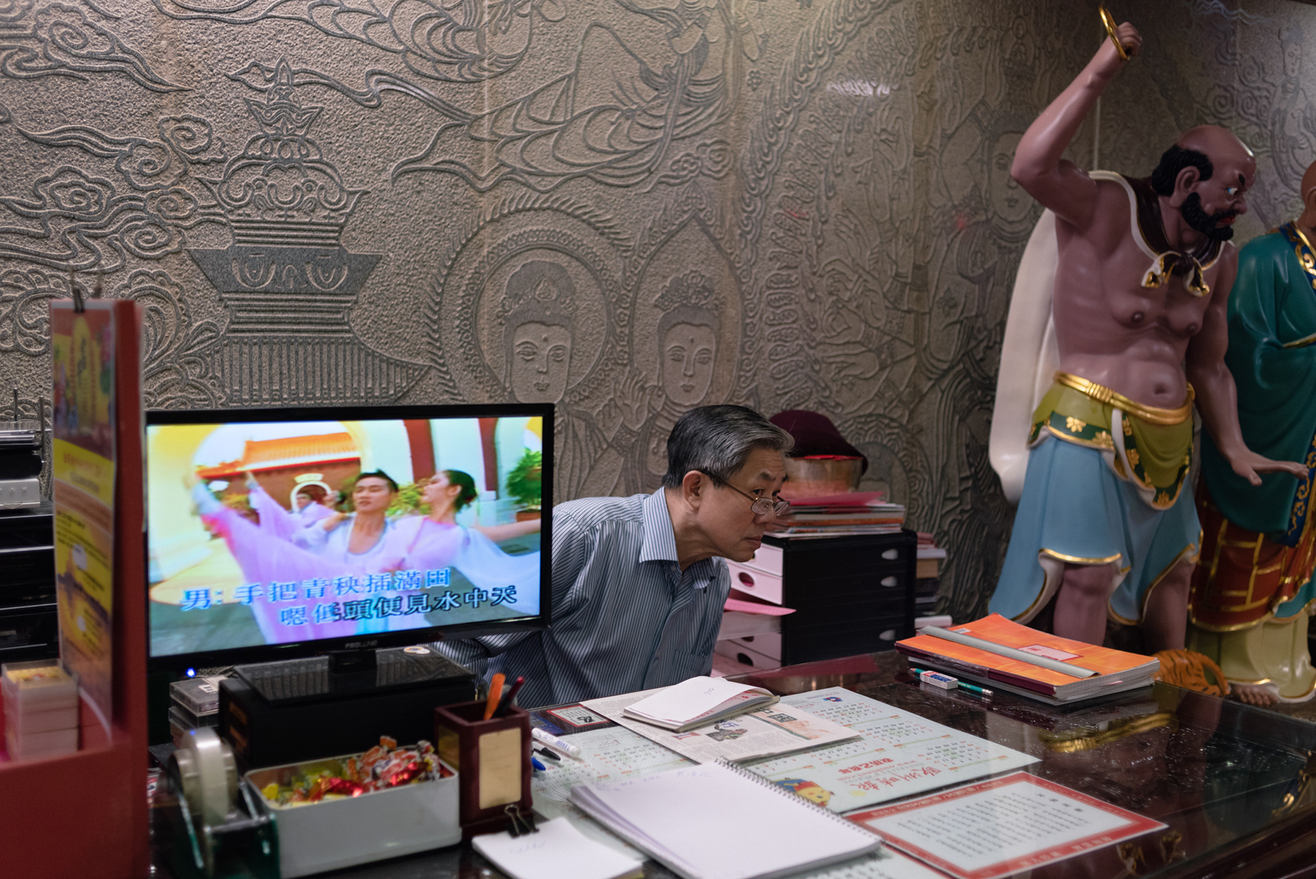 Mr. Zhong left Cambodia in 1982 to escape from the war. He is now working for the Teochew Association in Paris.