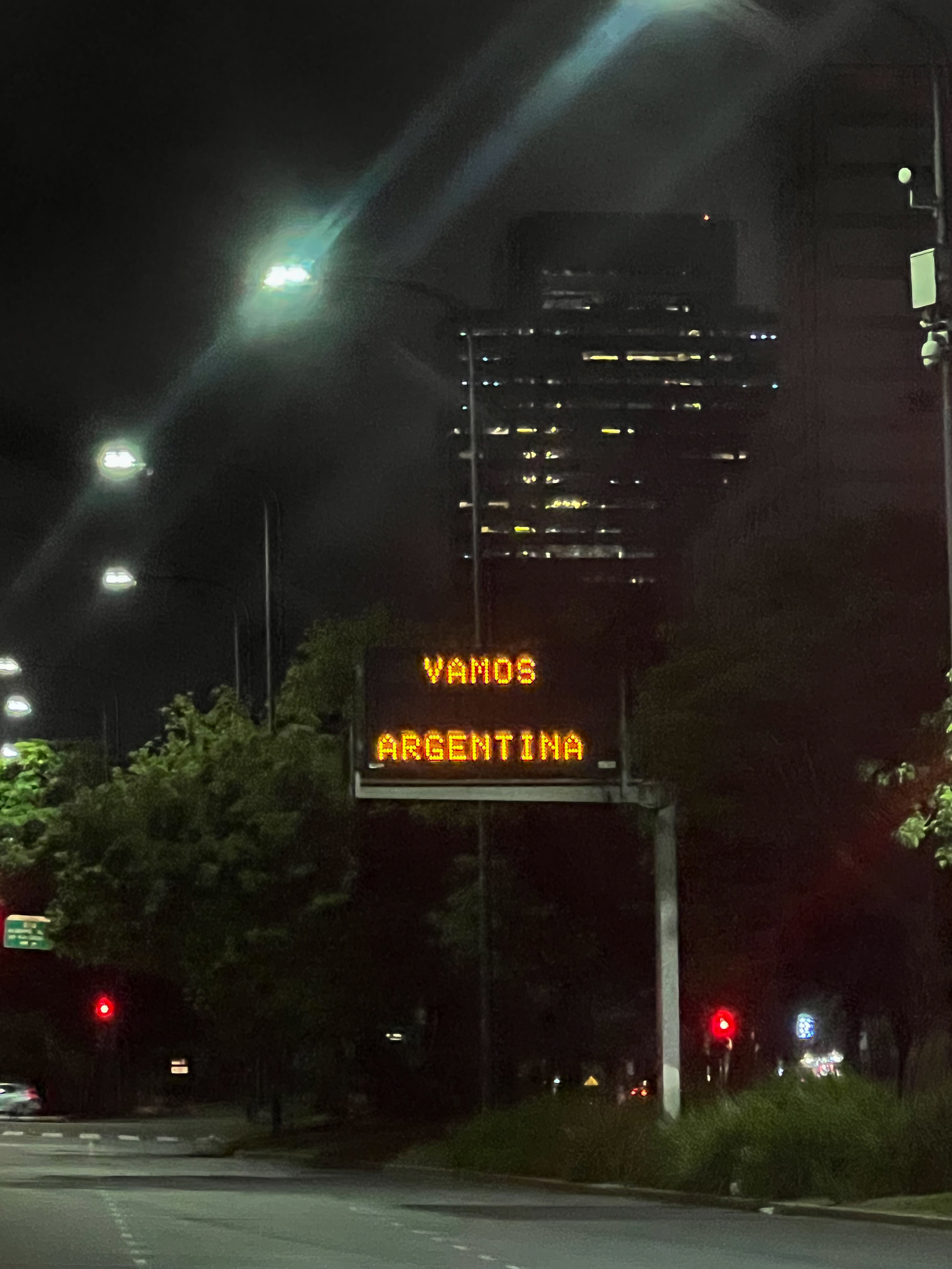 Cartel luminoso en la Av. 9 de Julio. Registro 26/11/22 a las 02:55pm 