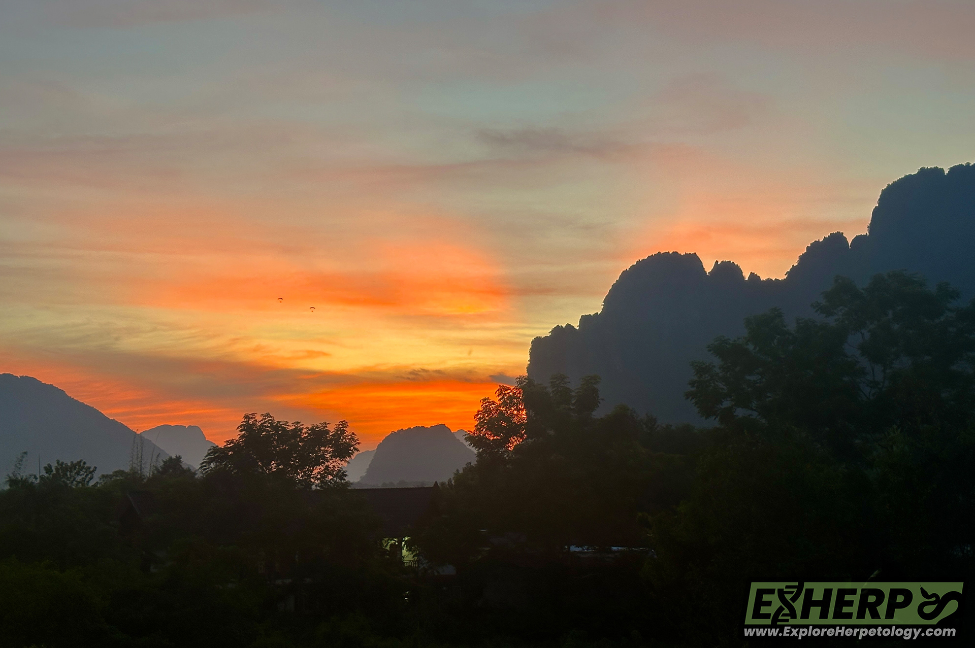 Vang Vieng at sunet.