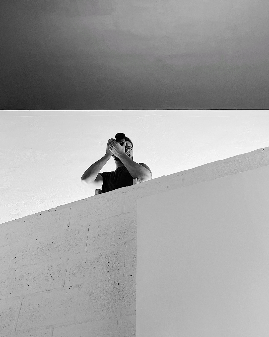 Como fotógrafo especializado em arquitetura e interiores, combino os conhecimentos adquiridos durante minha graduação em arquitetura e urbanismo com técnicas avançadas de fotografia. A união dessas habilidades me permite integrar estes dois mundos, resultando em um olhar único, sensível e enriquecido. Com minha experiência e referências, sou capaz de realizar a captura de projetos em uma variedade de estilos e escalas, entregando imagens que destacam a essência e a beleza de cada espaço.