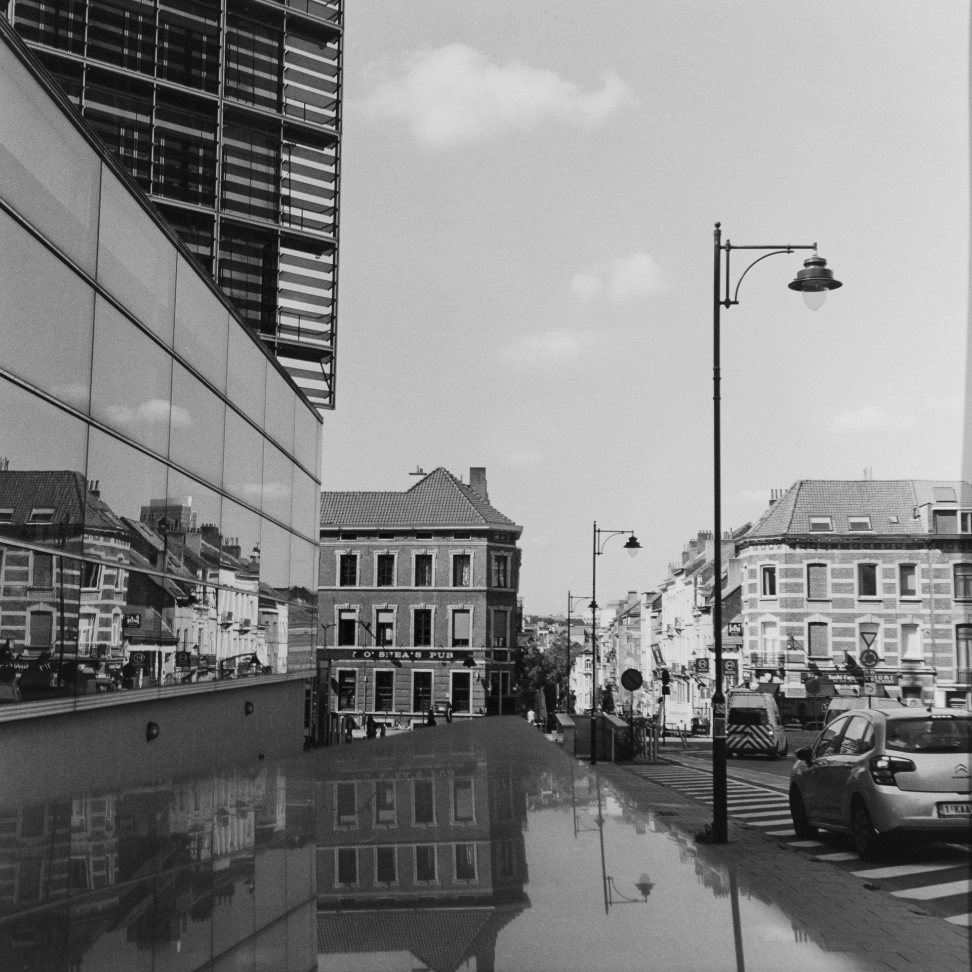 Rue Stevin, sulla sinistra Le Berlaymont (lato nord) sede degli uffici principali della Commissione Europea Arch. Lucien De Vestel (1963 – 1967) ristrutturato (1991 – 2004)