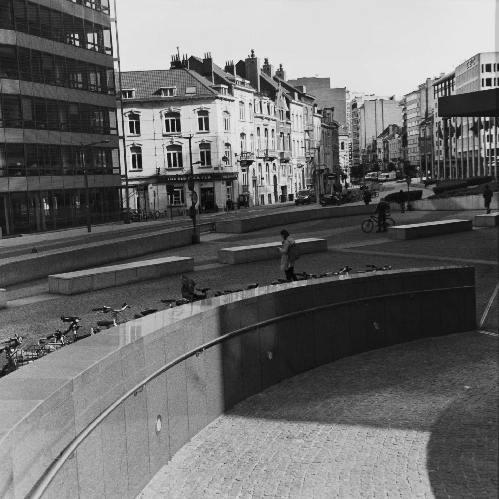 Boulevard Charlemagne, uscita della stazione Schuman della metropolitana in prossimità del Berlaymont. Sulla sinistra palazzo Charlemagne della Commissione Europea (DG Mercati e Finanza)