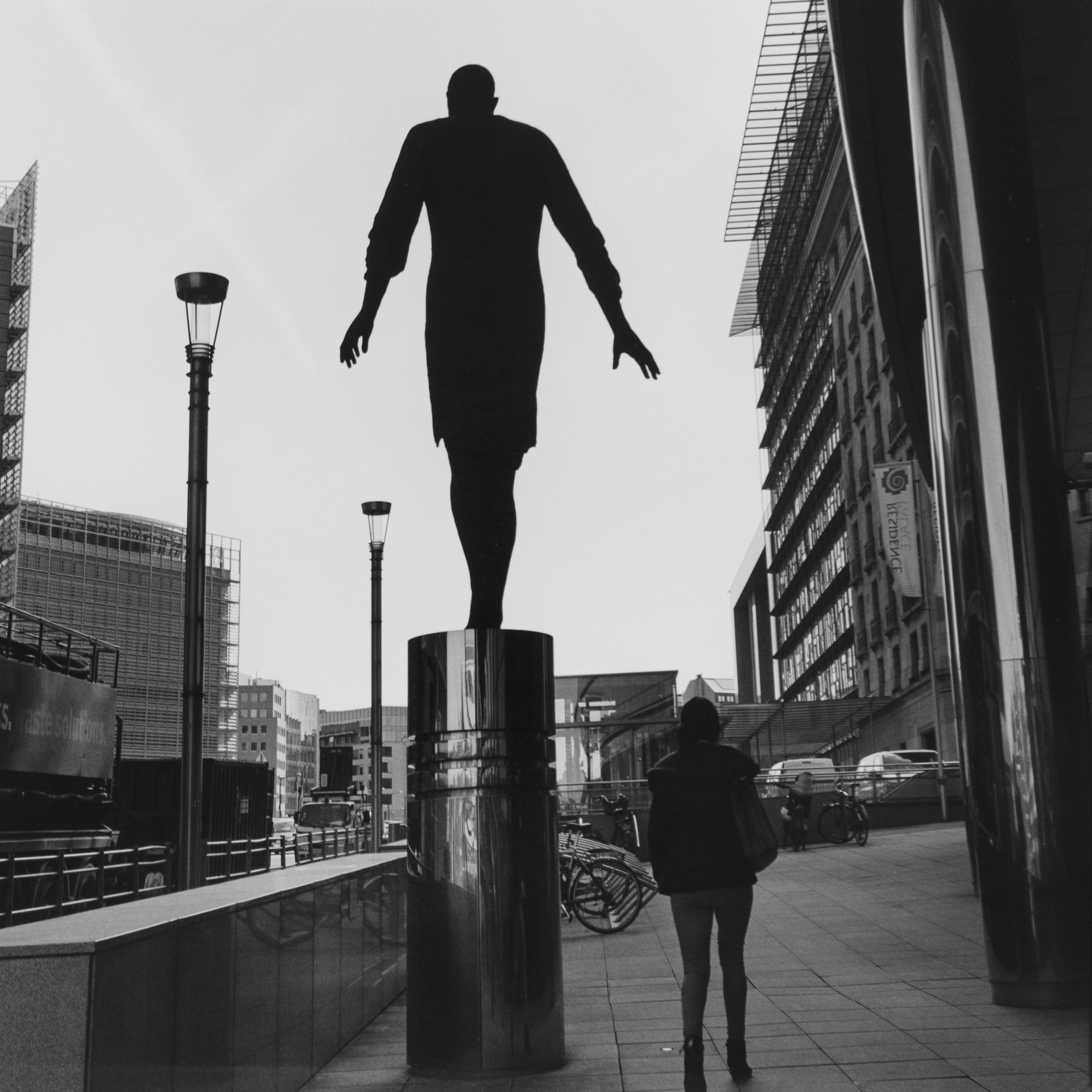 Hanneke Beaumont - Stepping Forward, #77, bronze, 2008 Rue de la Loi in prossimità del civico 140 davanti al Lex Gebouw. A sinistra Le Berlaymont e a destra il Europa building, nuova ala del Résidence Palace (1922 – 1927) , sede attuale del Consiglio dell´Unione Europea (Samyn and Partners, Studio Valle, Buro Happold) (2007 – 2016)