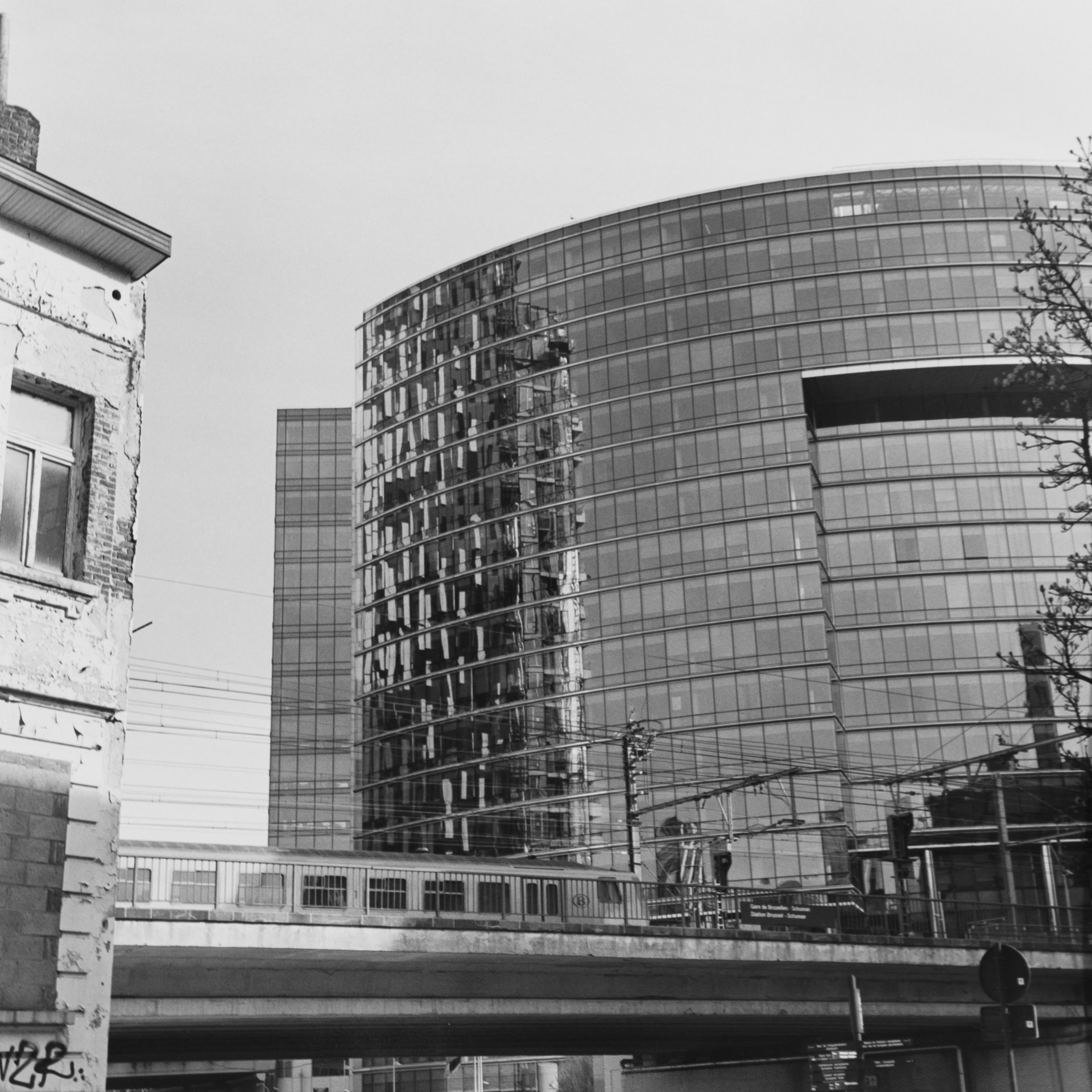 Rue De Pascale all’altezza del civico 66 con il retro (facciata sud) del Lex Gebouw annesso alla sede principale del Consiglio dell’Unione Europea, progetto di M. Jaspers e J. Eyers, realizzazione 2004-2006. In primo piano la stazione ferroviaria Bruxelles Schuman