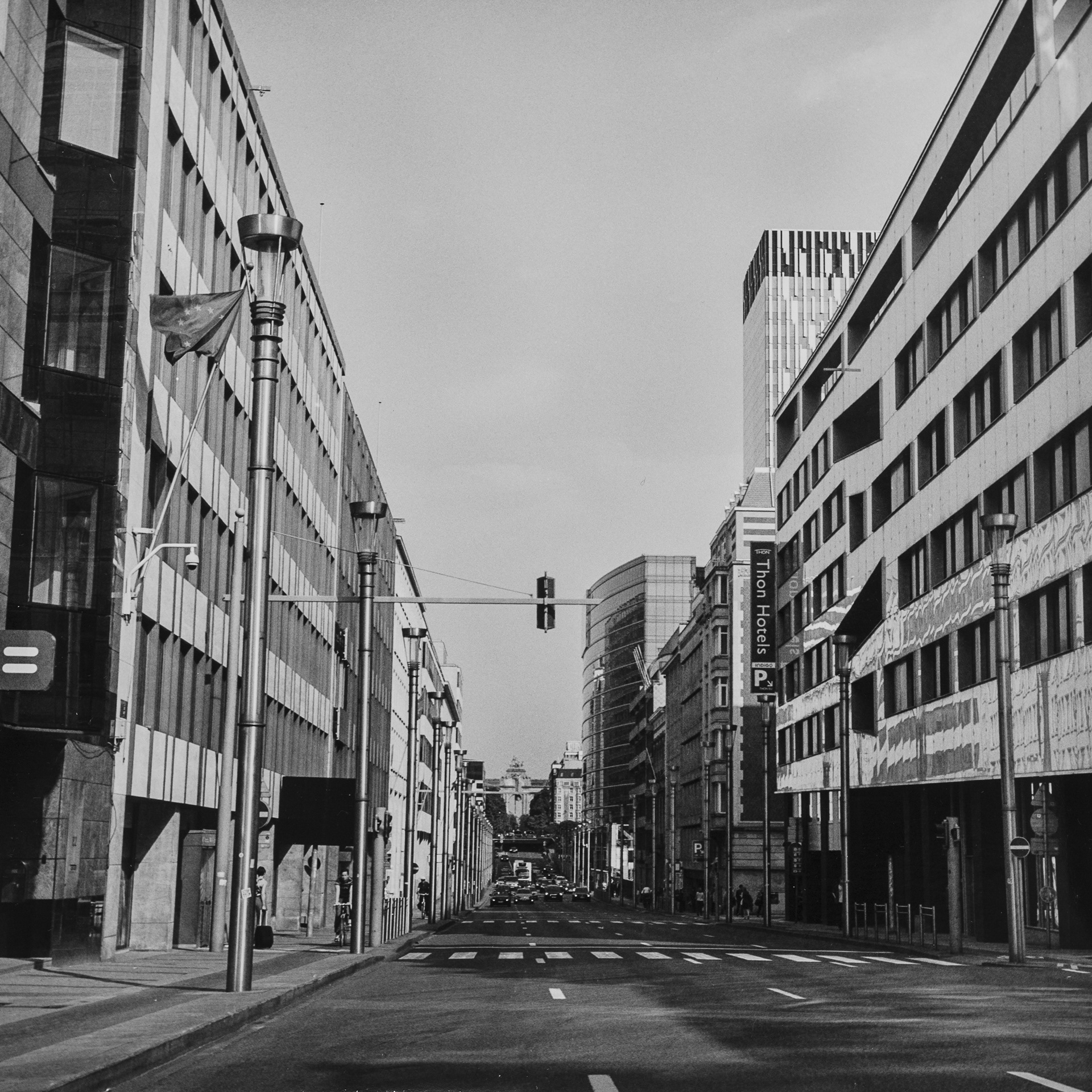 Rue de la Loi all’altezza del civico 84, sullo sfondo l’arco del Cinquantenaire costruito nel 1905 a sostituzione di una struttura provvisora del 1880. Architetti Gédéon Bordiau e Charles Girault.