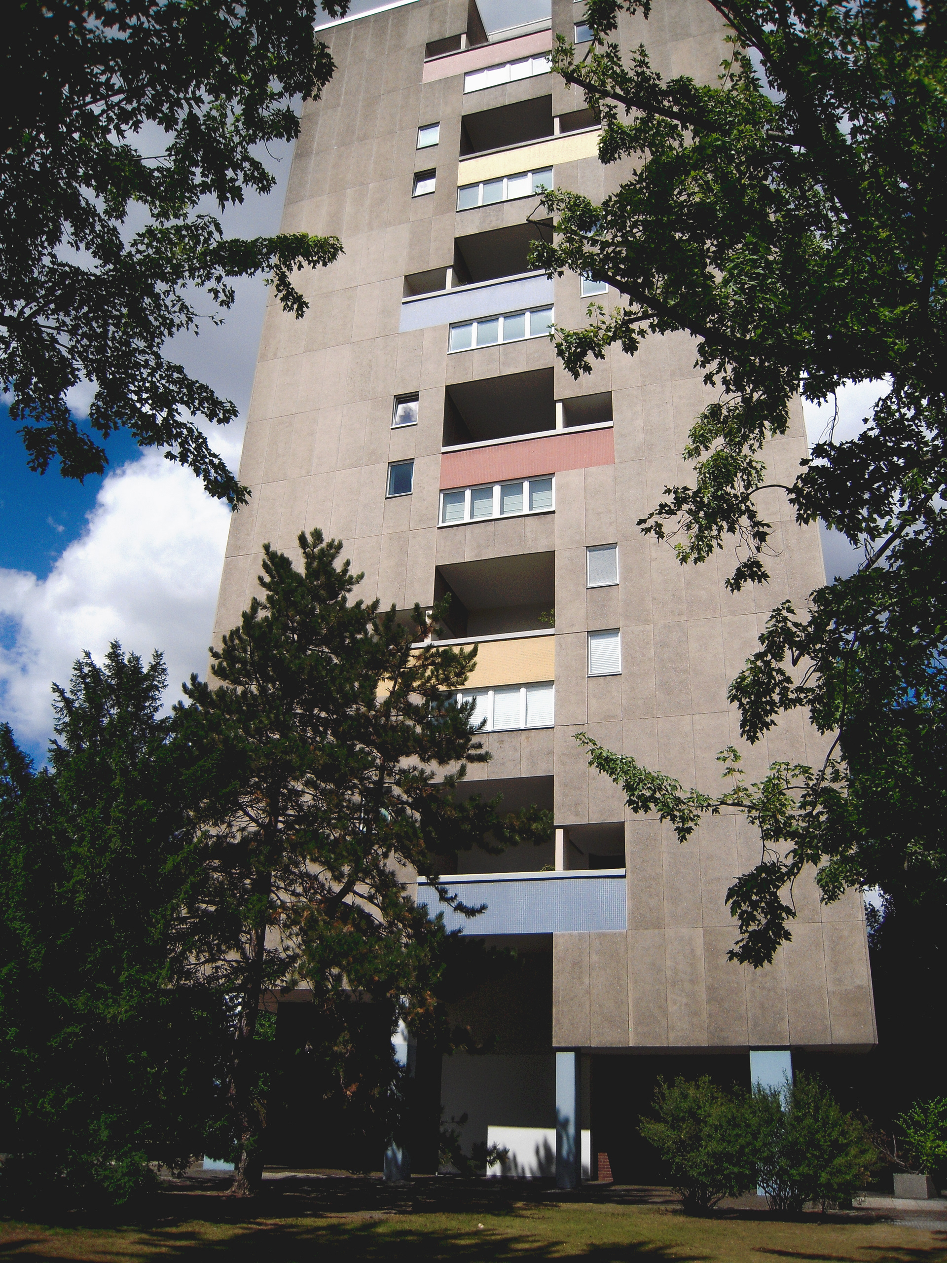 Bartningallee 7 J. H. Van den Broek – J. B. Bakema