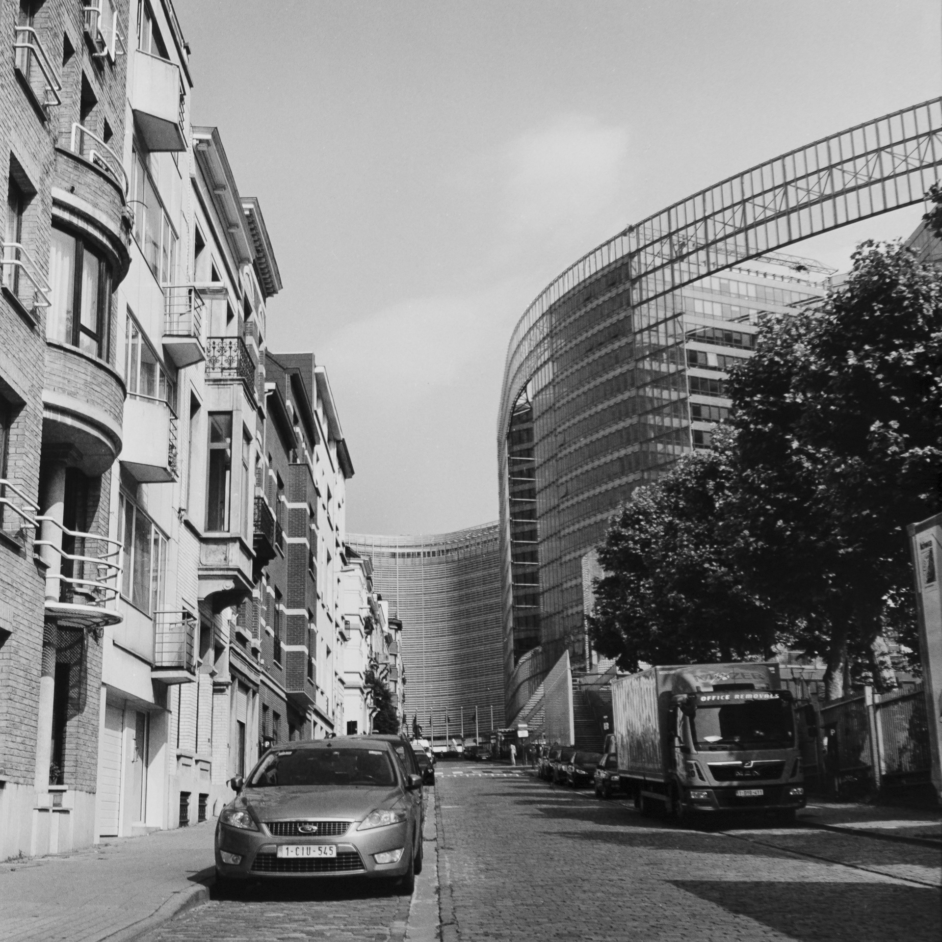 Rue Joseph II all’altezza del civico 106. Sullo sfondo al centro facciata ovest del Berlaymont mentre a destra la facciata nord del Charlemagne building disegnato da J. Cuisinier (1967) e sede della DG Mercati e Finanza