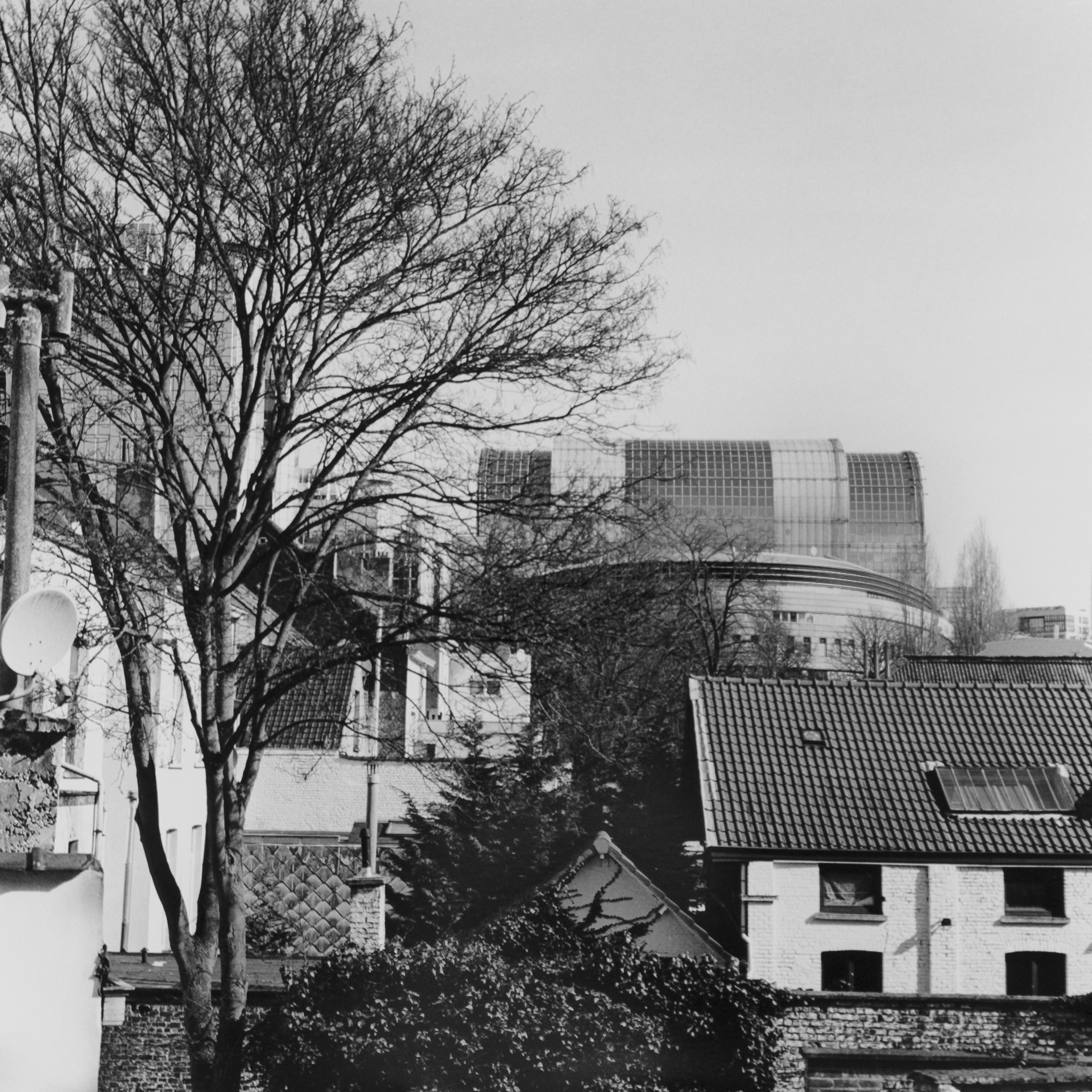 Fianco sud-est dell’edificio Paul-Henri Spaak da un appartamento in Rue Vautier. In primo piano abitazioni private e giardini interni dell’isolato tra Rue Vautier e Rue Weitz
