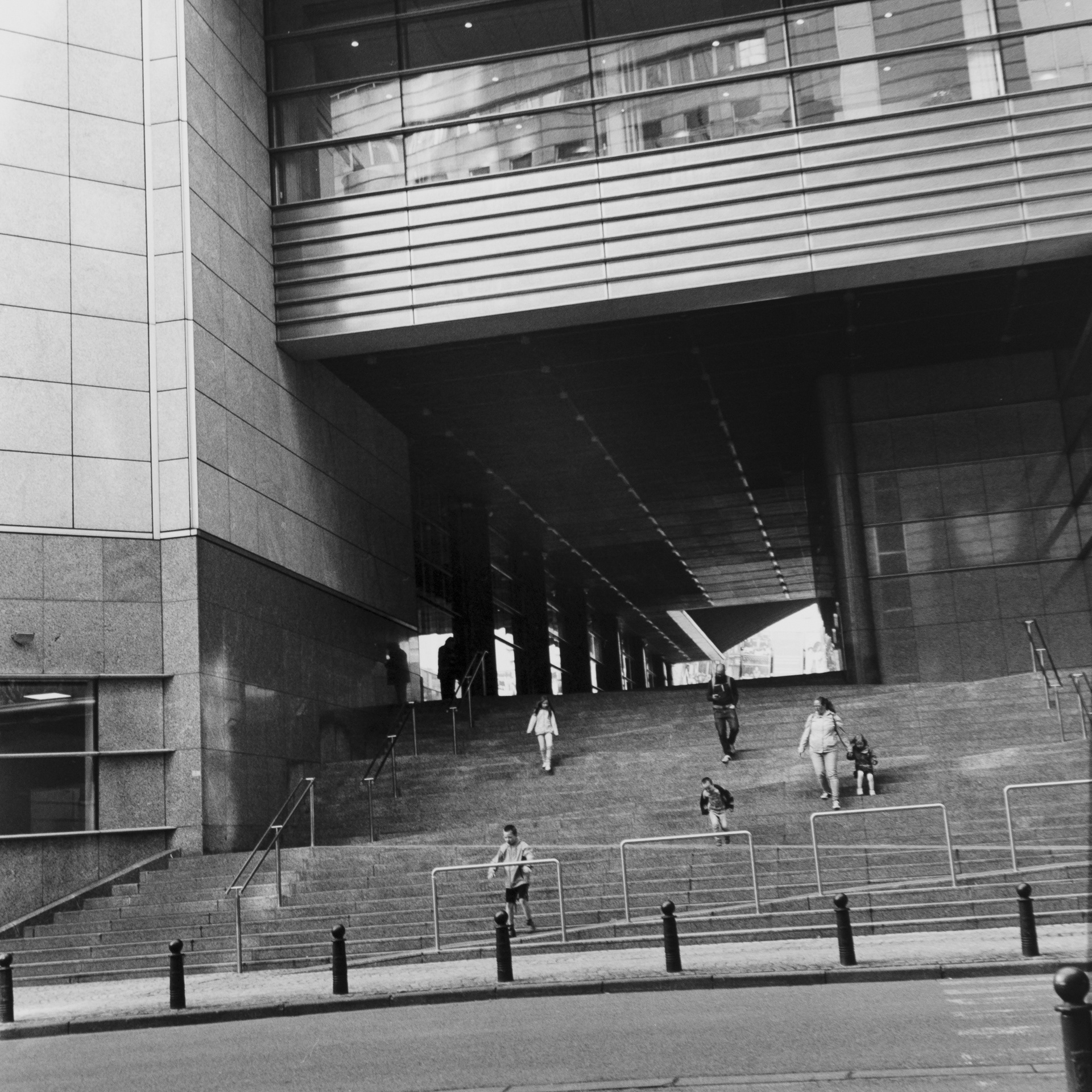 Edificio del Parlamento Europeo, passaggio tra l’Espace Léopold e Rue Wiertz, particolare della scalinata est.