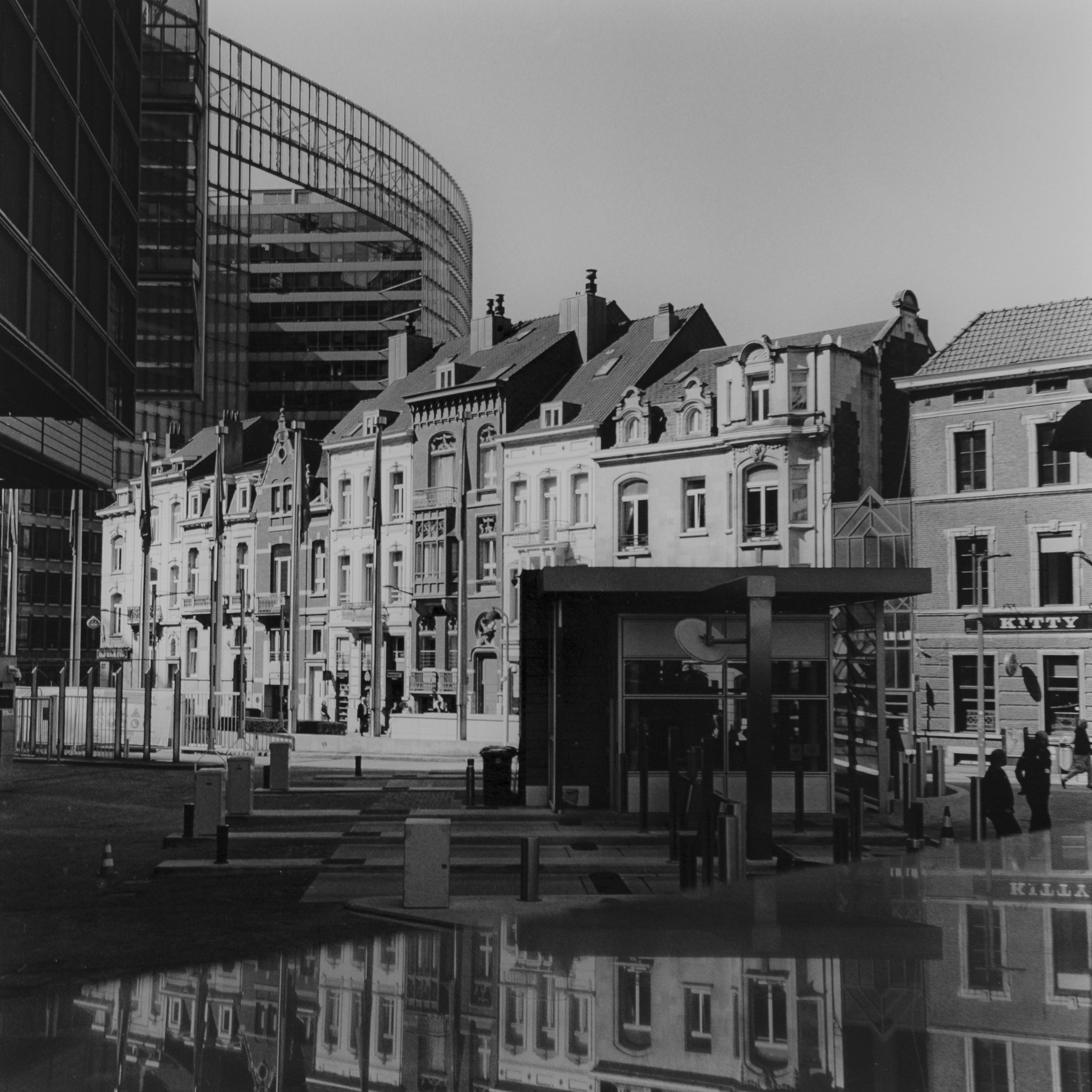 Quinta di edifici che costeggiano a nord-ovest Boulevard Charlemagne sormontati dall’edificio Charlemagne (vista nord)