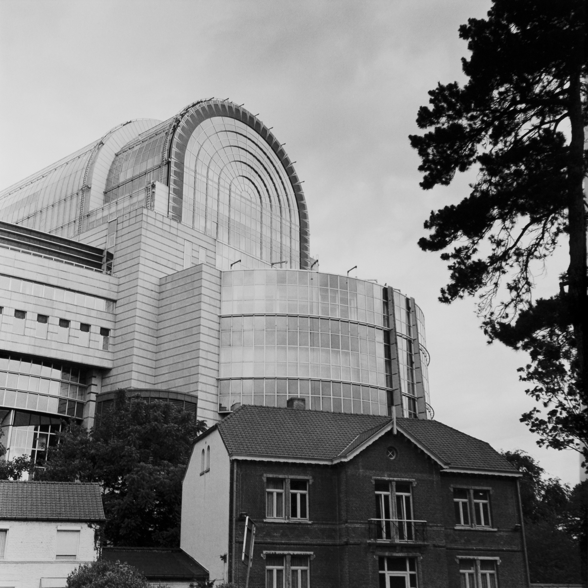 Parlamento Europeo, edificio Paul-Henri Spaak, facciata ovest. L’edificio progettato da Michel Boucquillon fu iniziato nel 1989. L’edificio basso in primo piano è preesistente.