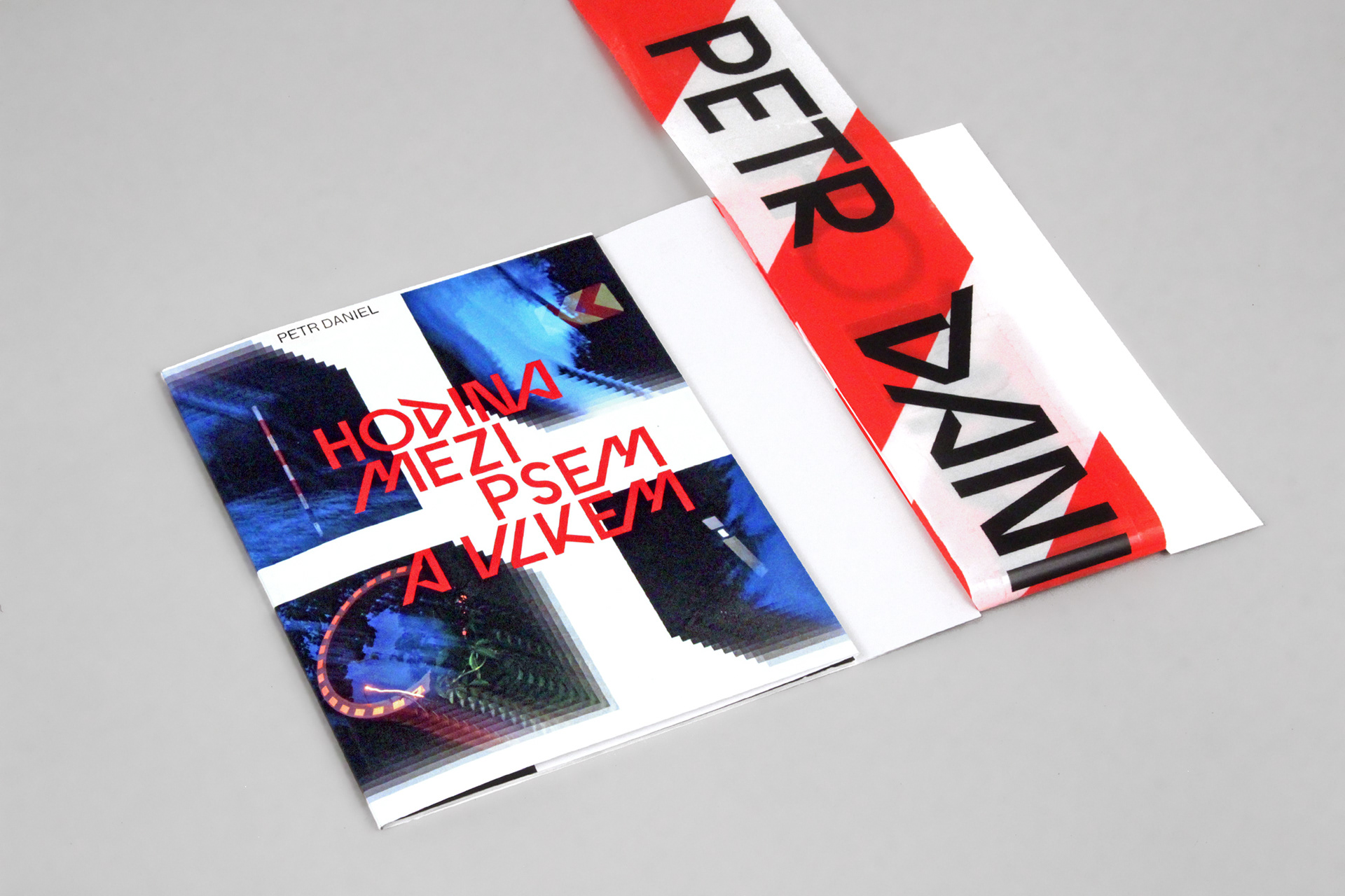 Katalog k výstavě Petra Daniela "Hodina mezi psem a vlkem"