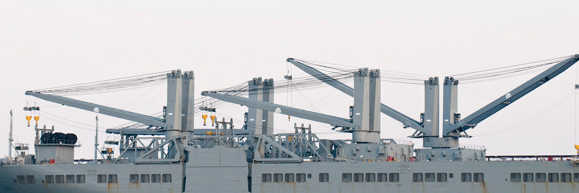 Deck cranes of the U.S. Naval Ships "Mendonca" and "Seay"