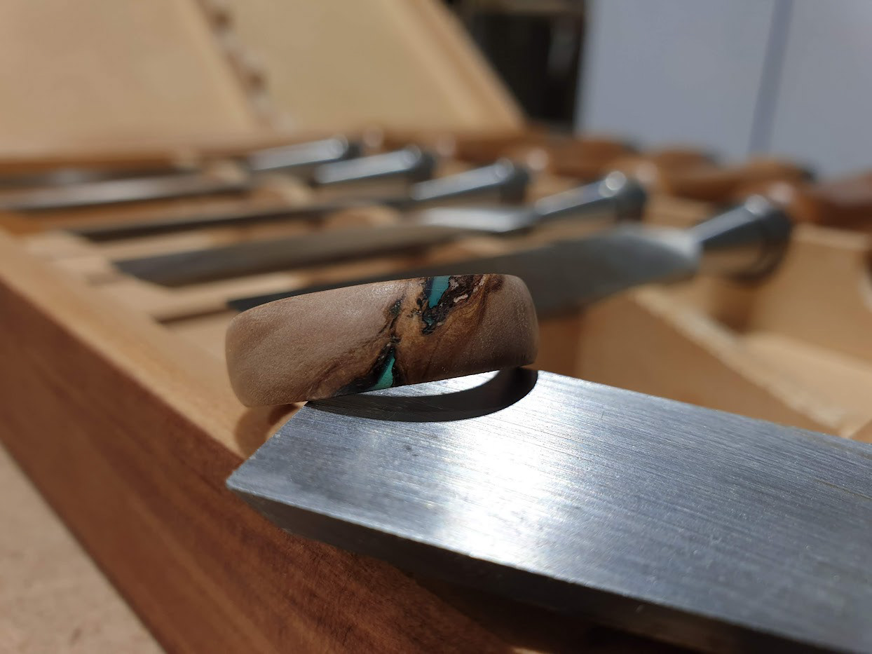 Bague en écorces de hêtre et résine