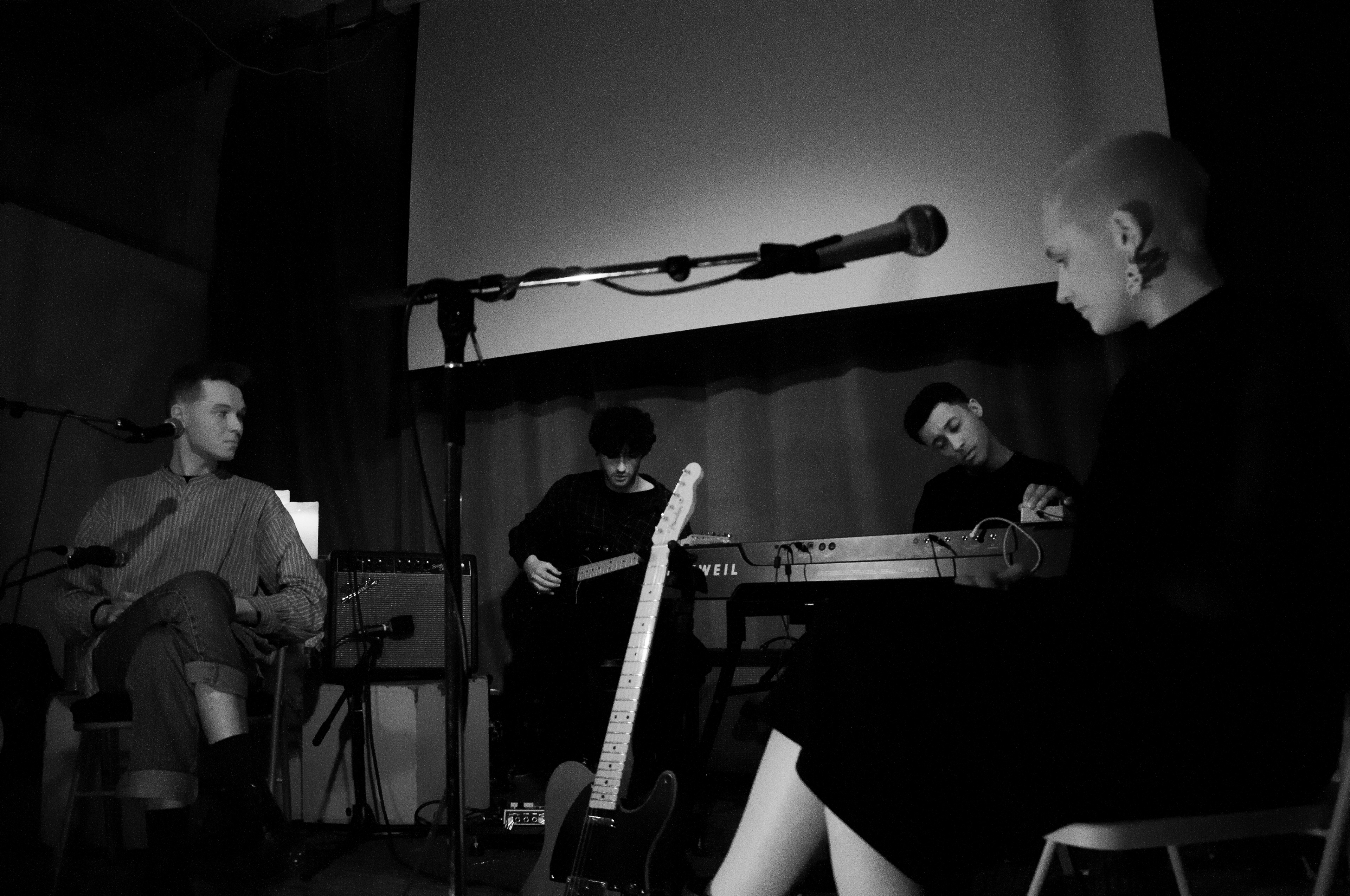 Kubitaru retuning between songs.