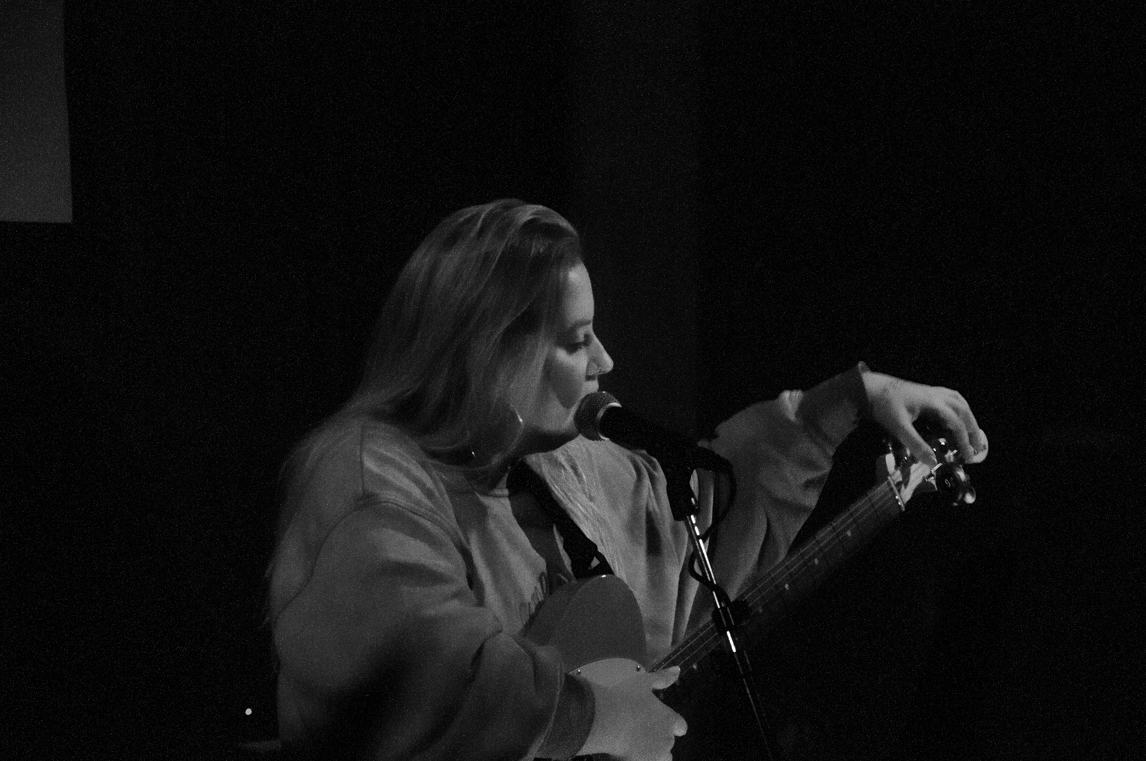 Hevonfilm making a quick adjustment between songs.