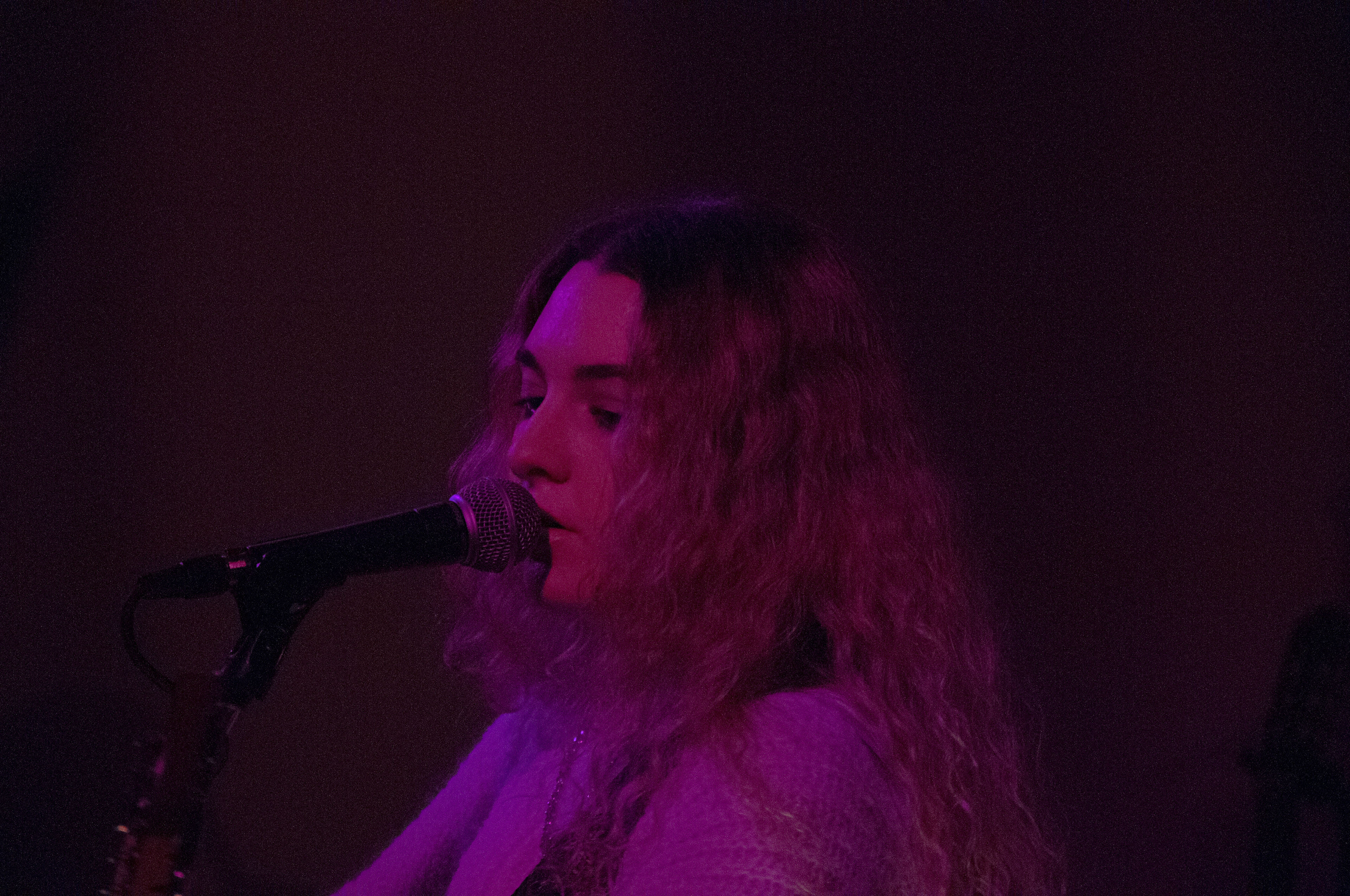Jess Allardice performing Sunday Blue.