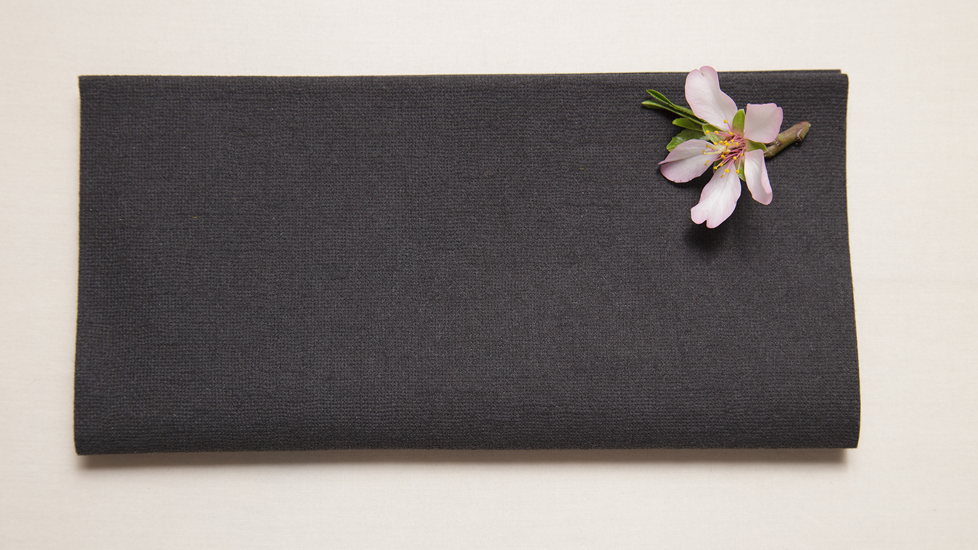 Servilletas de papel Airlaid NEGRO plegadas a 1/4