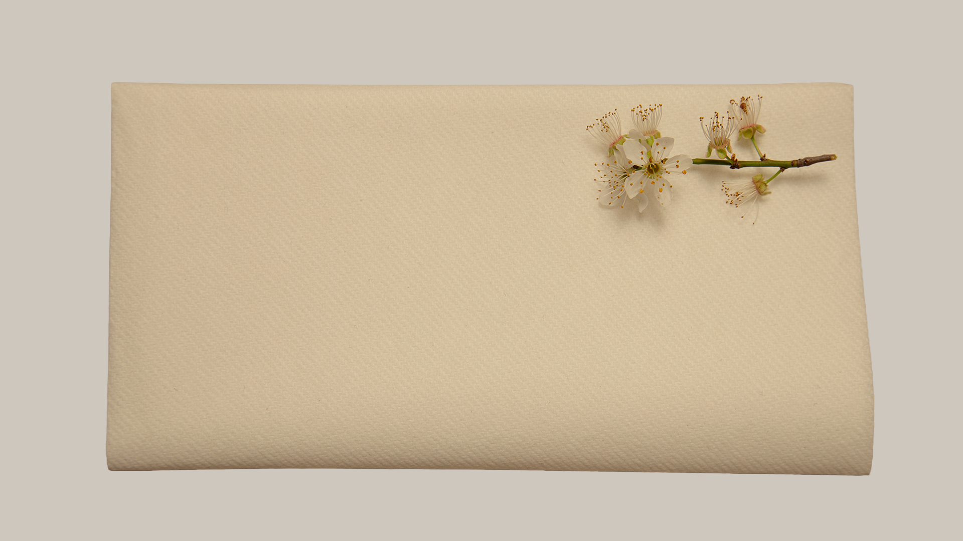 Servilletas de papel Airlaid CREMA plegadas a 1/4