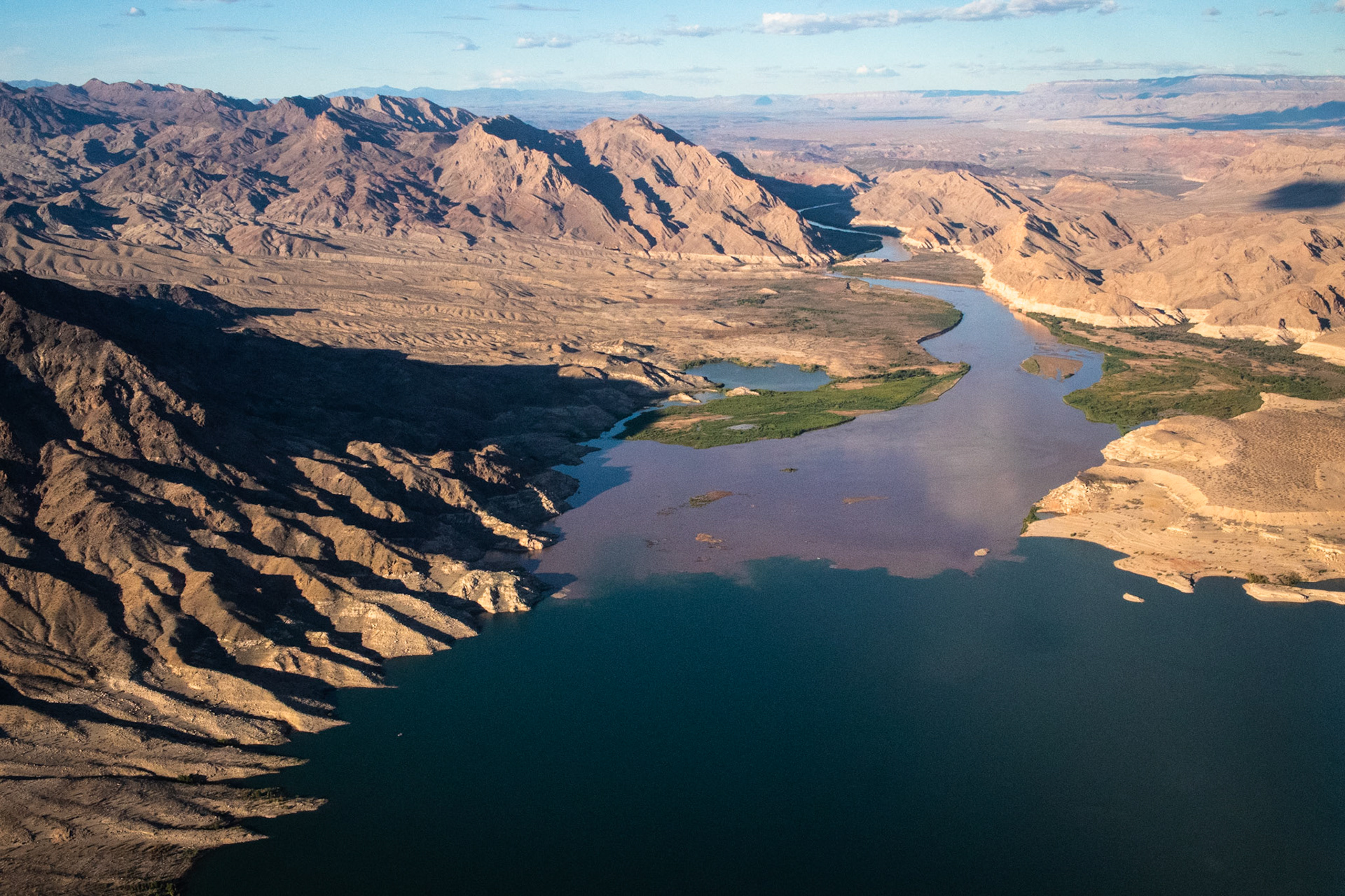 Colorado River merging Lake Mead