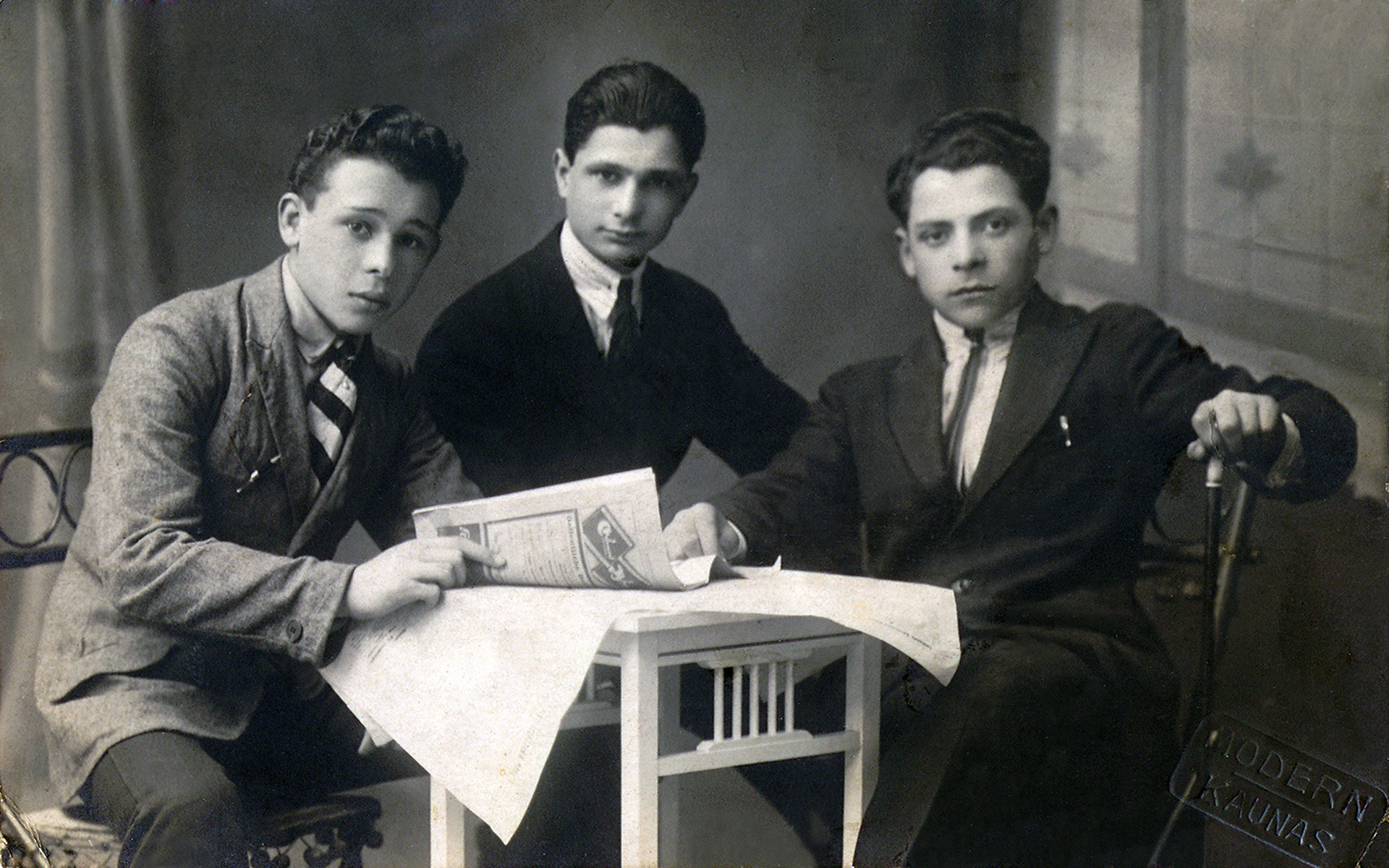 ca1920 - Irving with friends