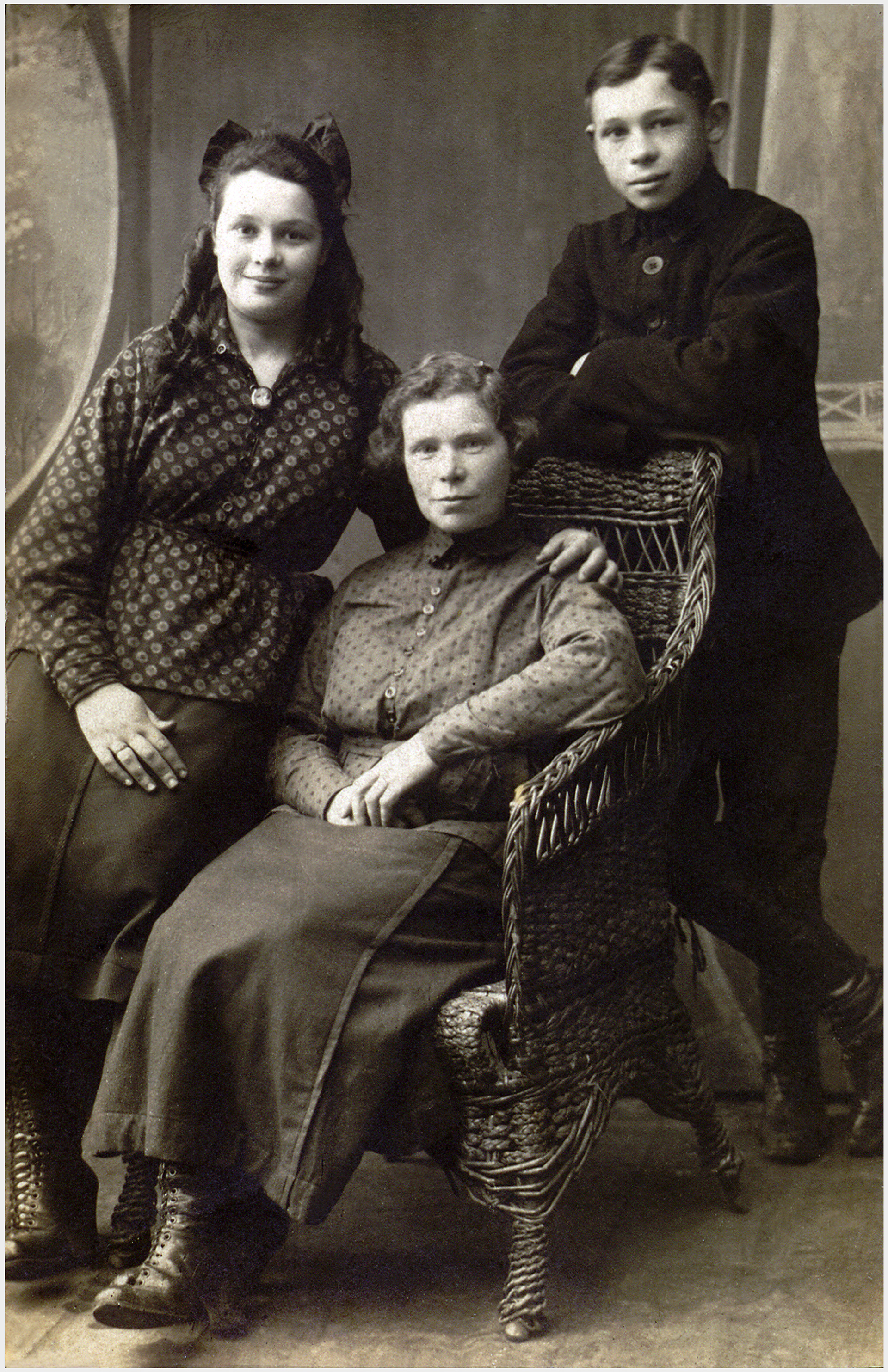 ca1919 - Nachame Noachowitz(mother), Betty(L), Irving's sister and Irving at 12 or 13 years old