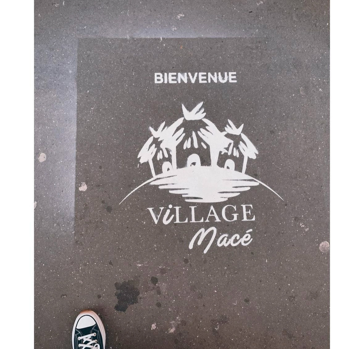 Logo tagué sur le sol lors d'une soirée d'ouverture 