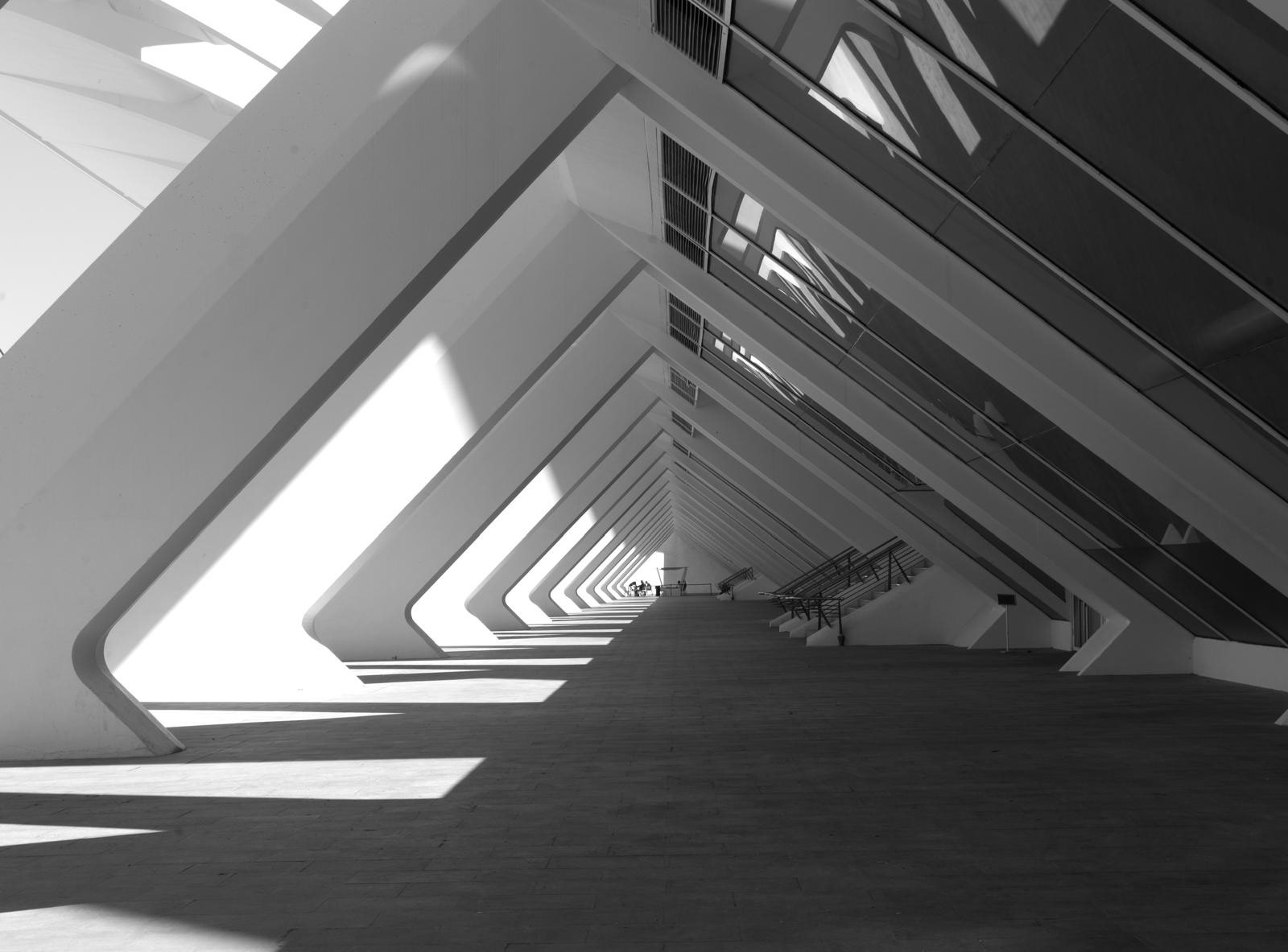 Columna esculpint línies de llum.