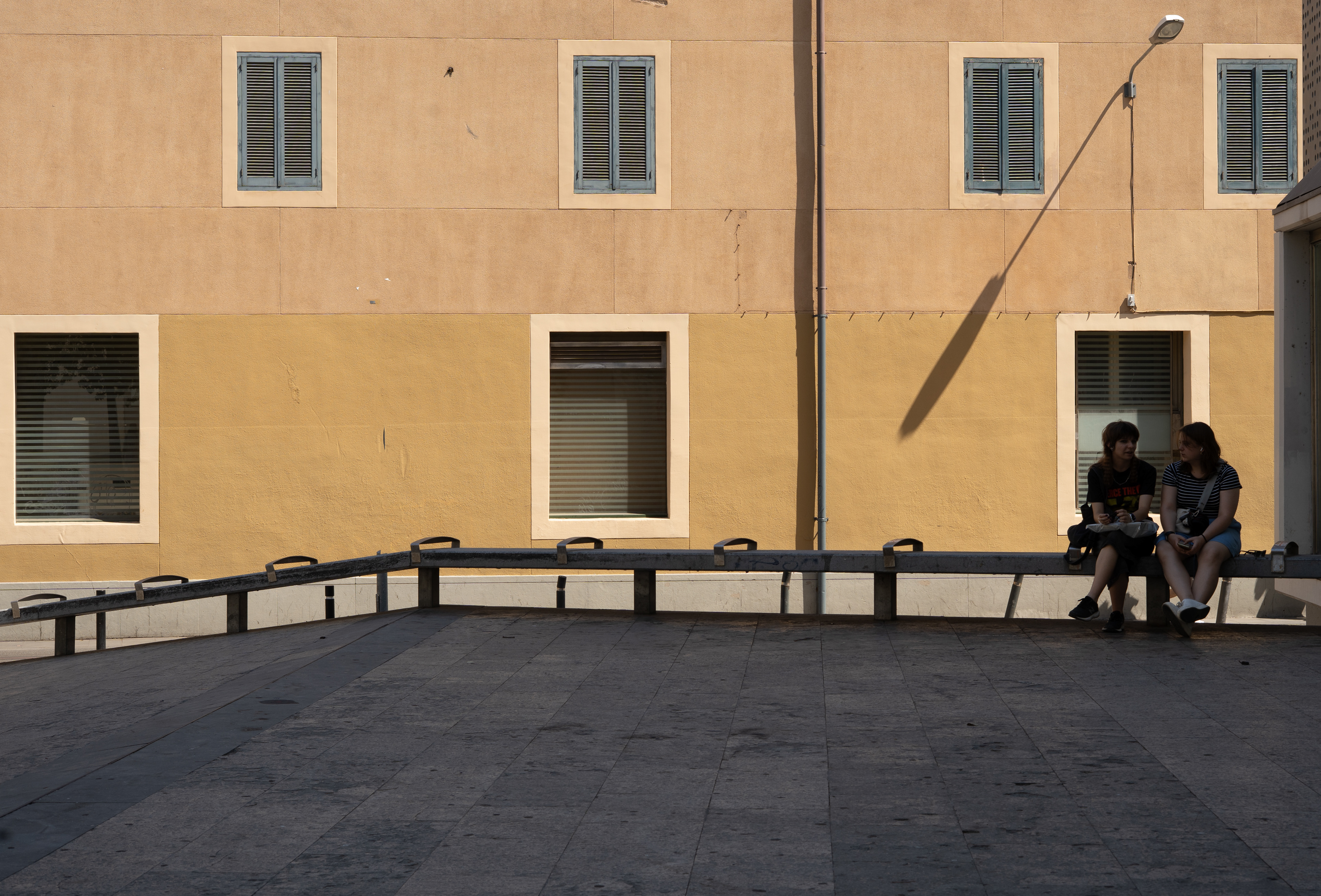 Dins la claror, l'ombra parla.