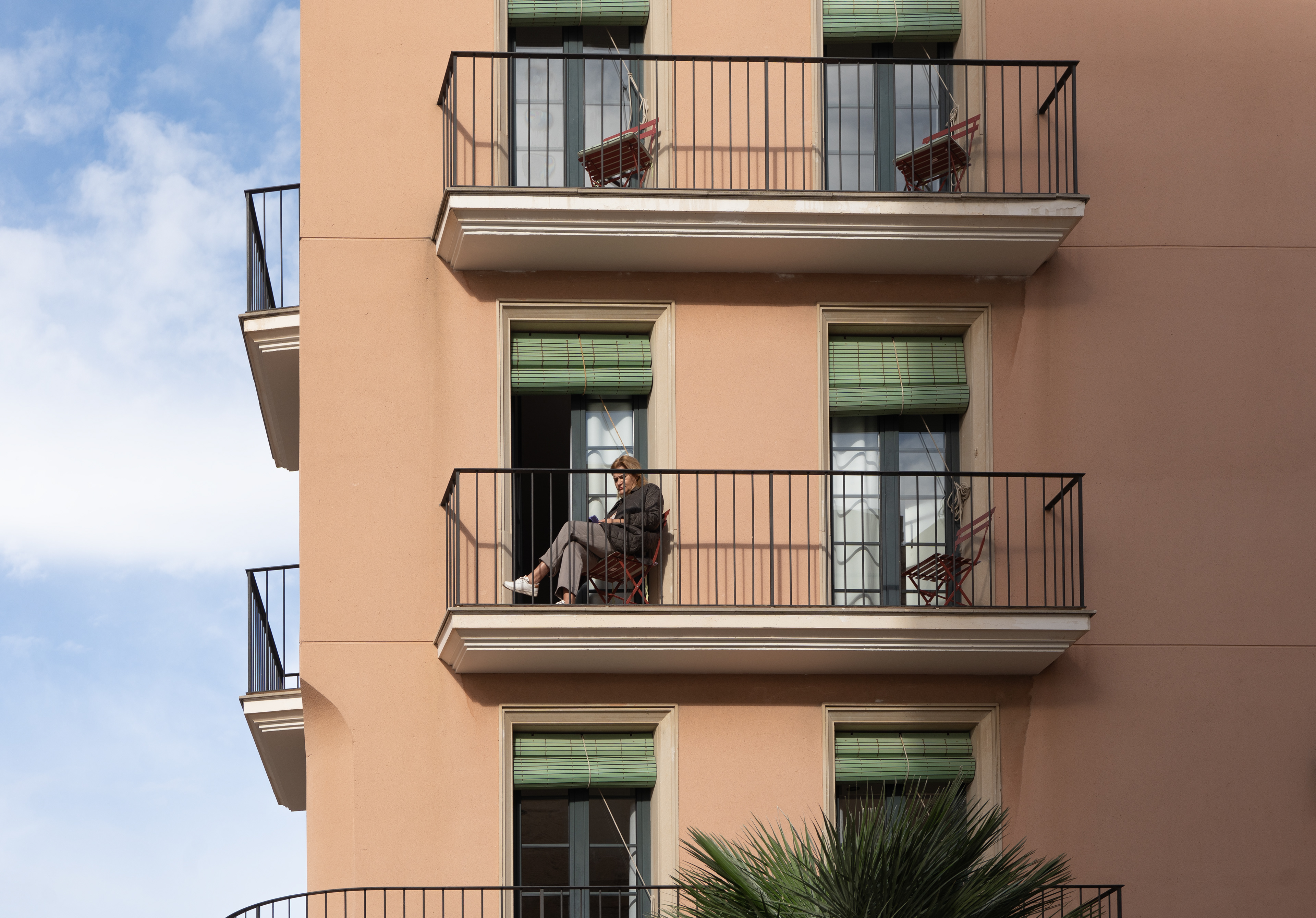 Matí, balcó, lectura... ser fora i ser dins.