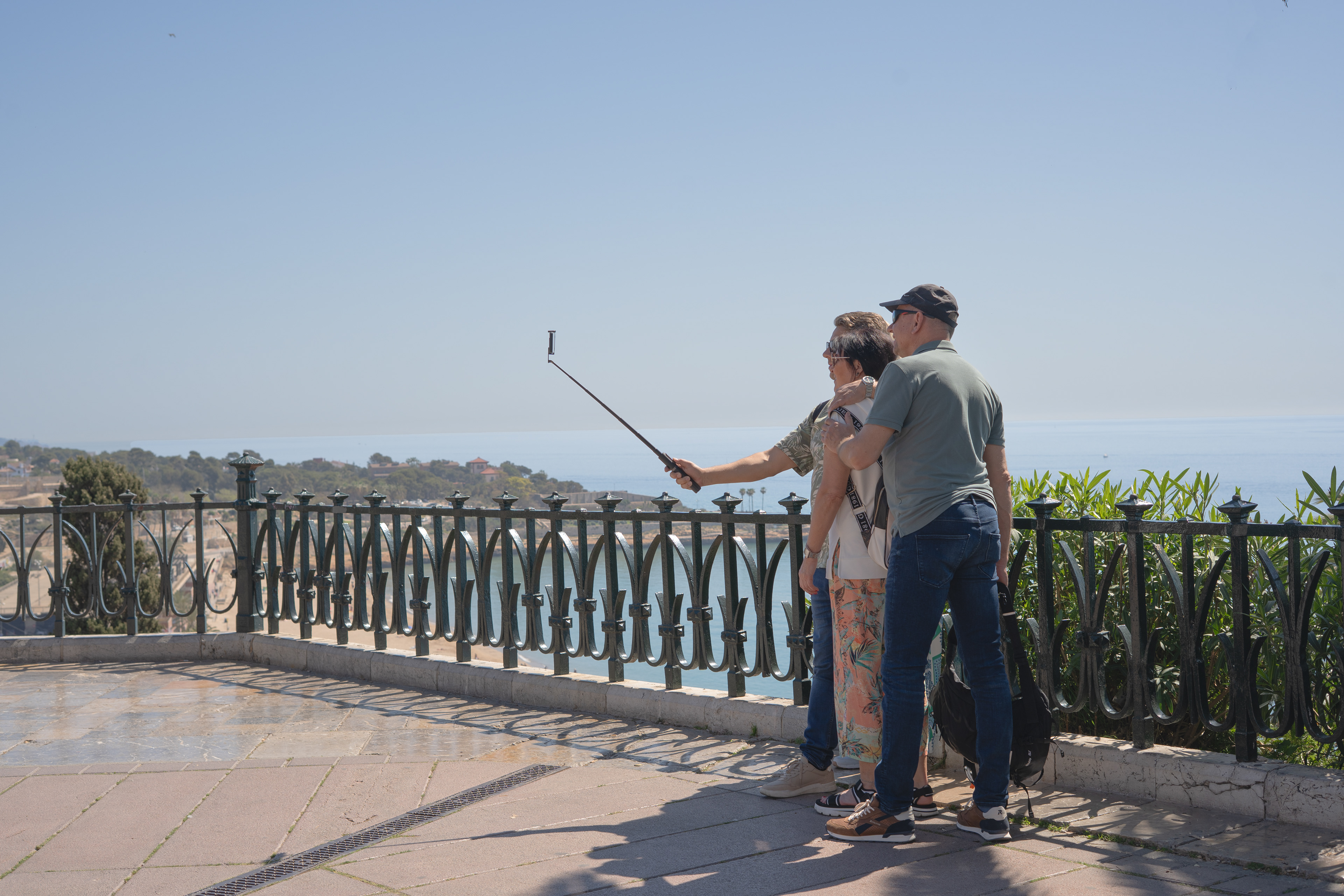 Abraçats per un refugi de llum.