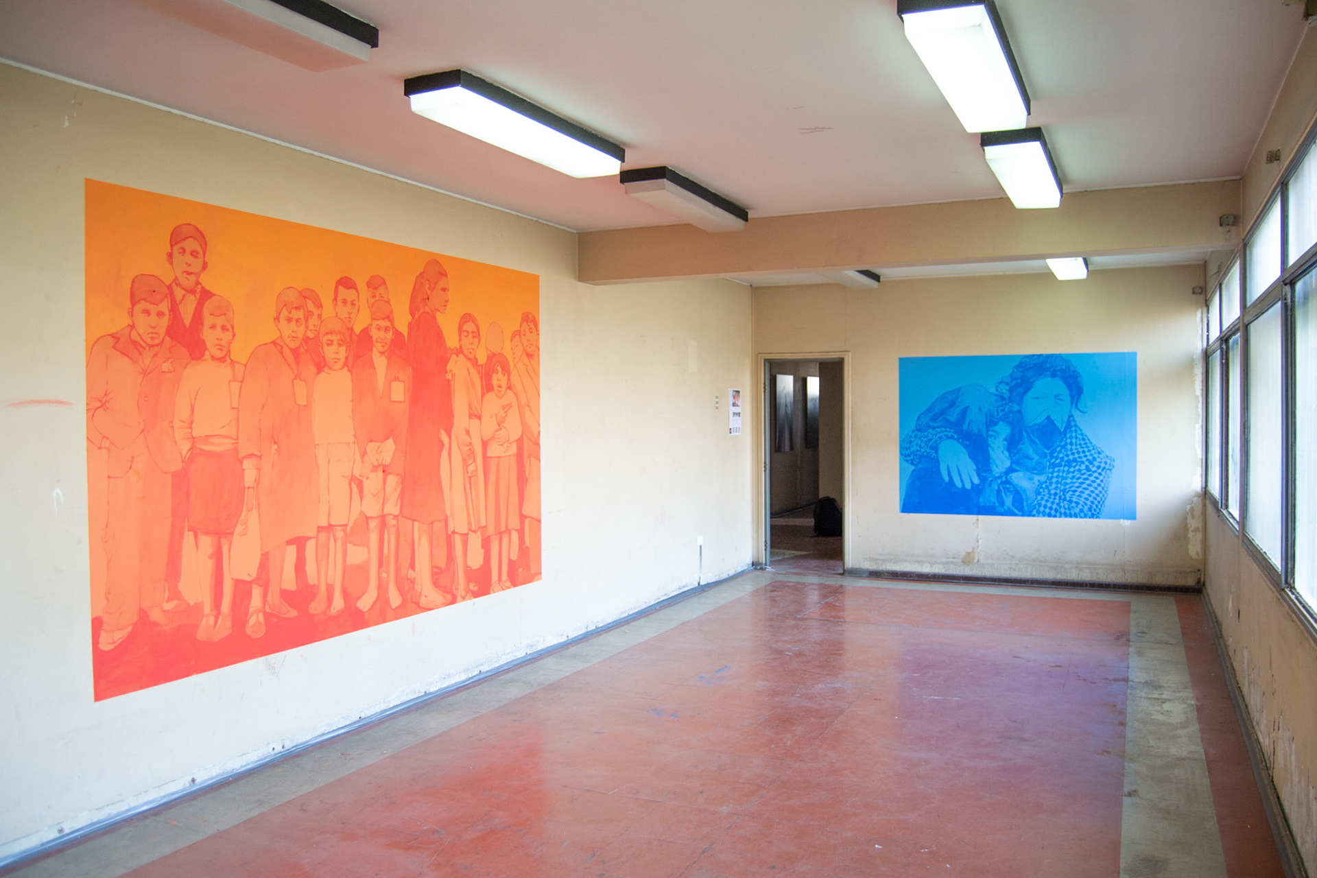 “Mural Valdivia 1960”. Esmalte sobre muro, 192 x 314 cm. Contexto: Festival Periférica (2021). Ex Juzgado de Pudahuel, Pudahuel, Chile.