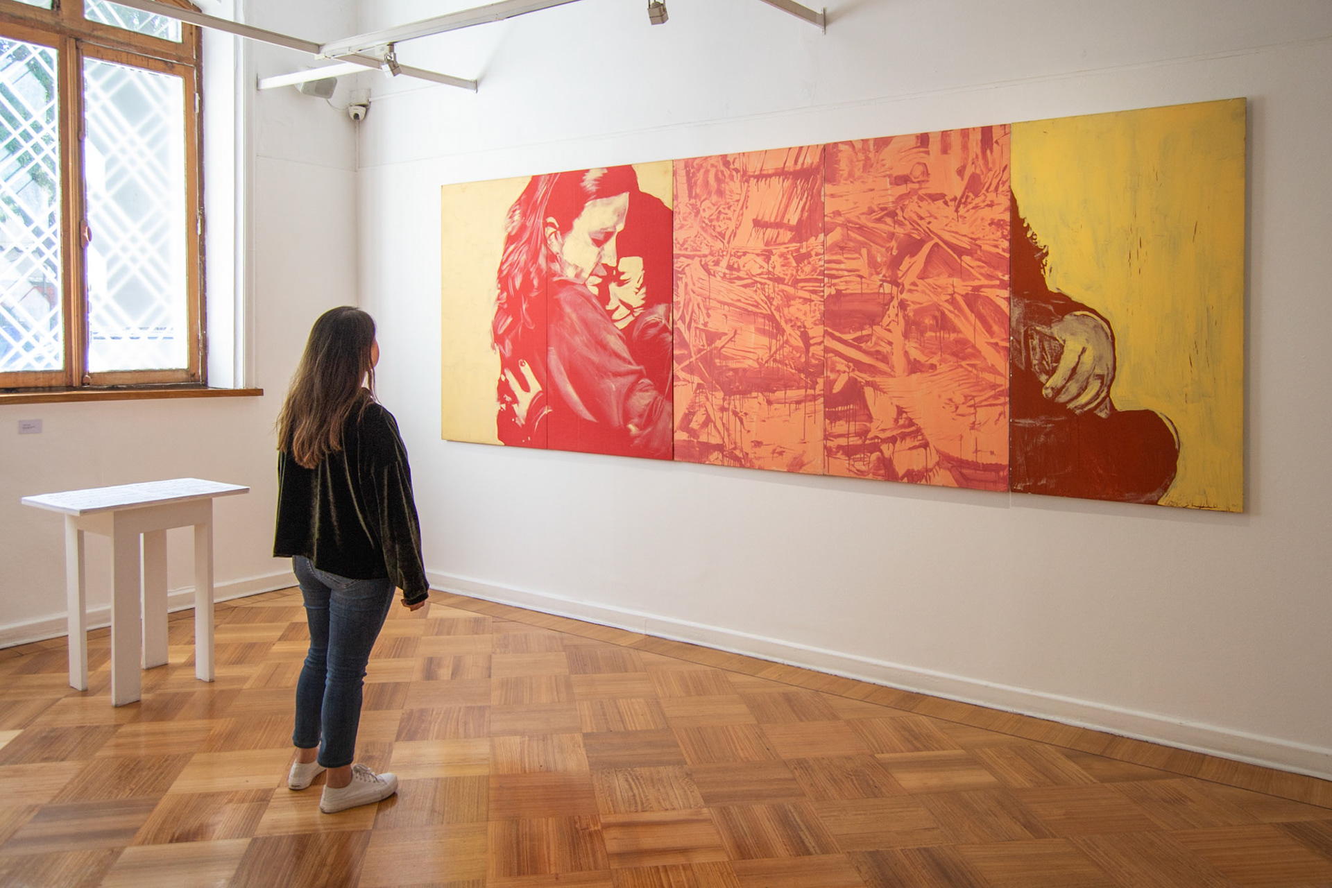Sebastián Riffo Valdebenito. Acabo de mundo: el abrazo, 2016. Esmalte sintético sobre PVC y marcos de aluminio de paneles publicitarios encontrados. 142,5 x 400 cm.