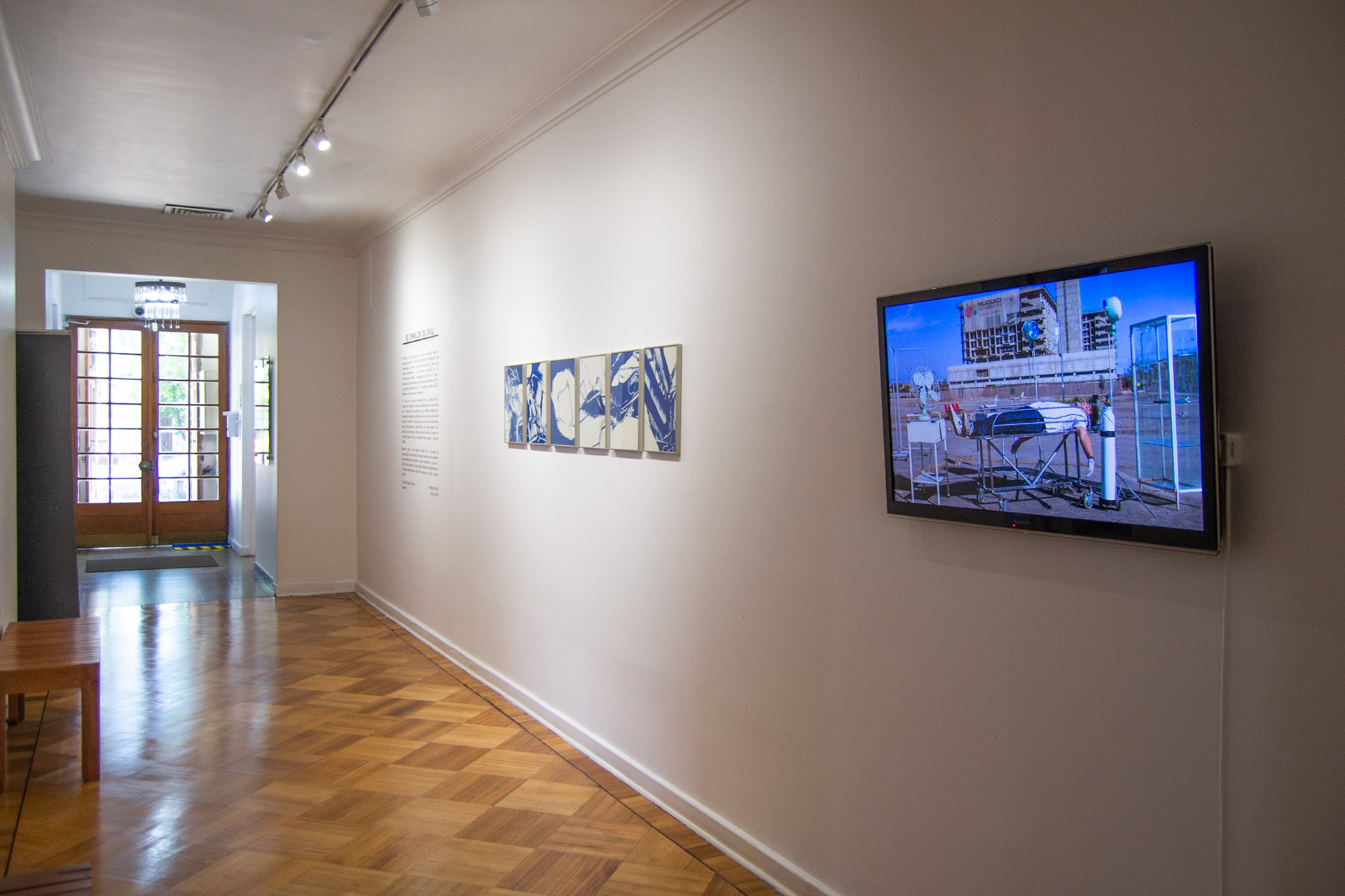 Derecha: Cristian Inostroza. Sala de espera Adiós al Elefante Blanco, 2013. Instervención en el espacio Público.