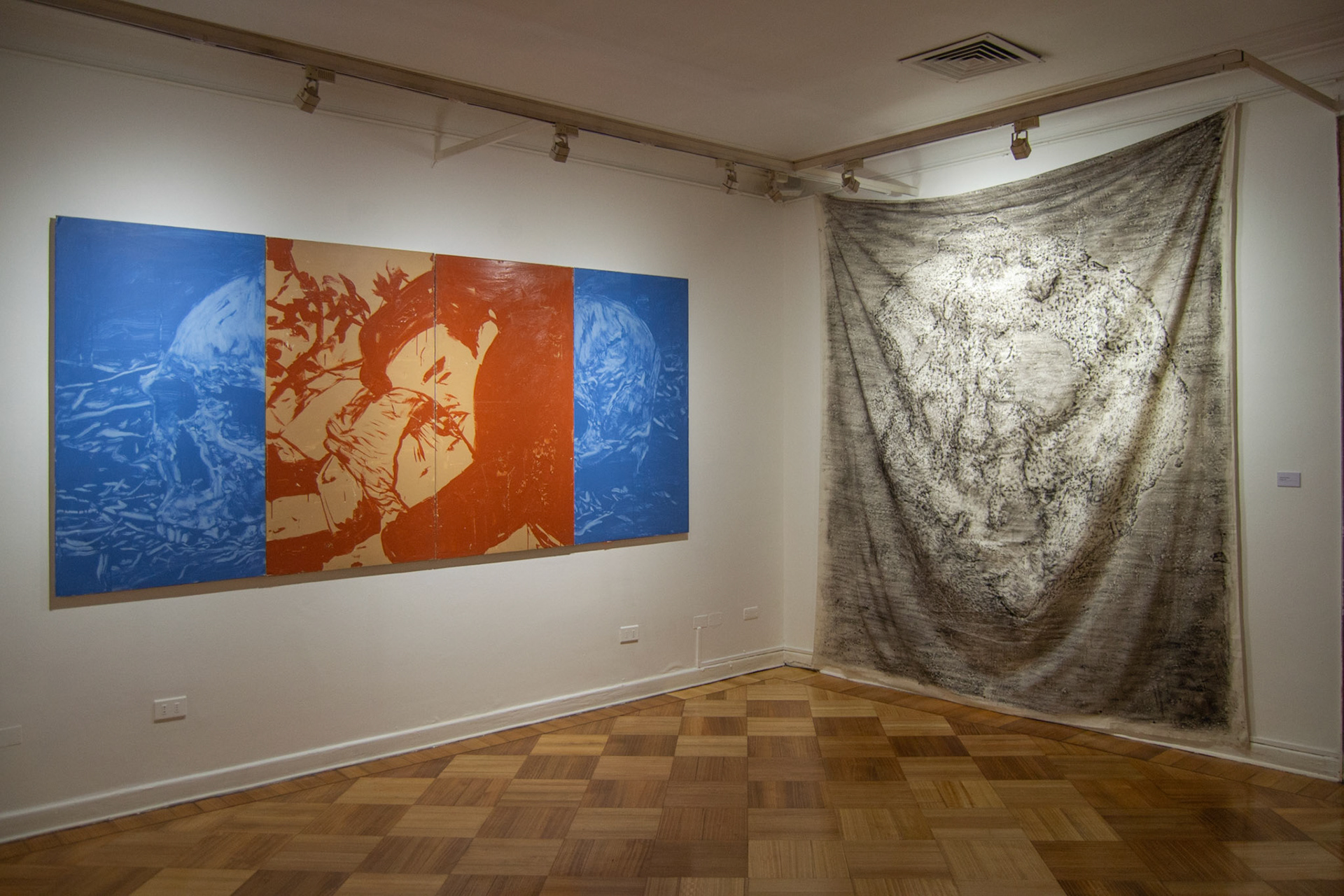 Izquierda: Acabo de mundo: Ecos subterráneos, 2016. Esmalte sintético sobre PVC y marcos de aluminio de paneles publicitarios encontrados. 142,5 x 320 cm. Derecha: Cristian Inostroza. Cicatrices, 2019. Frottage de barricada sobre tela, 4,0 x 1,5 m.