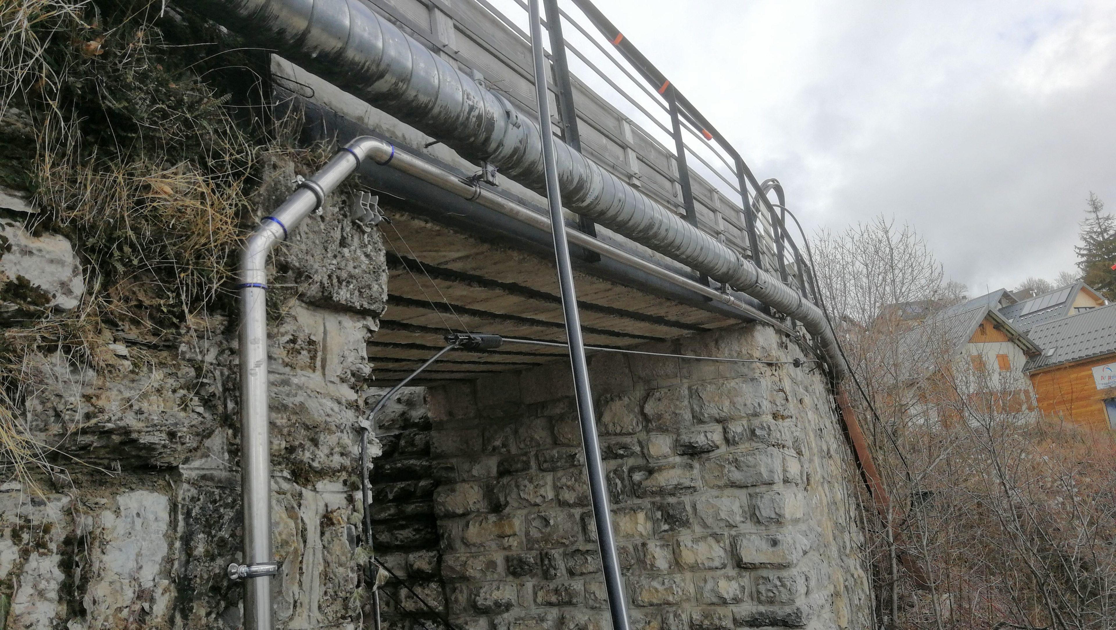 Encorbellement inox gare amont, travaux sur cordes