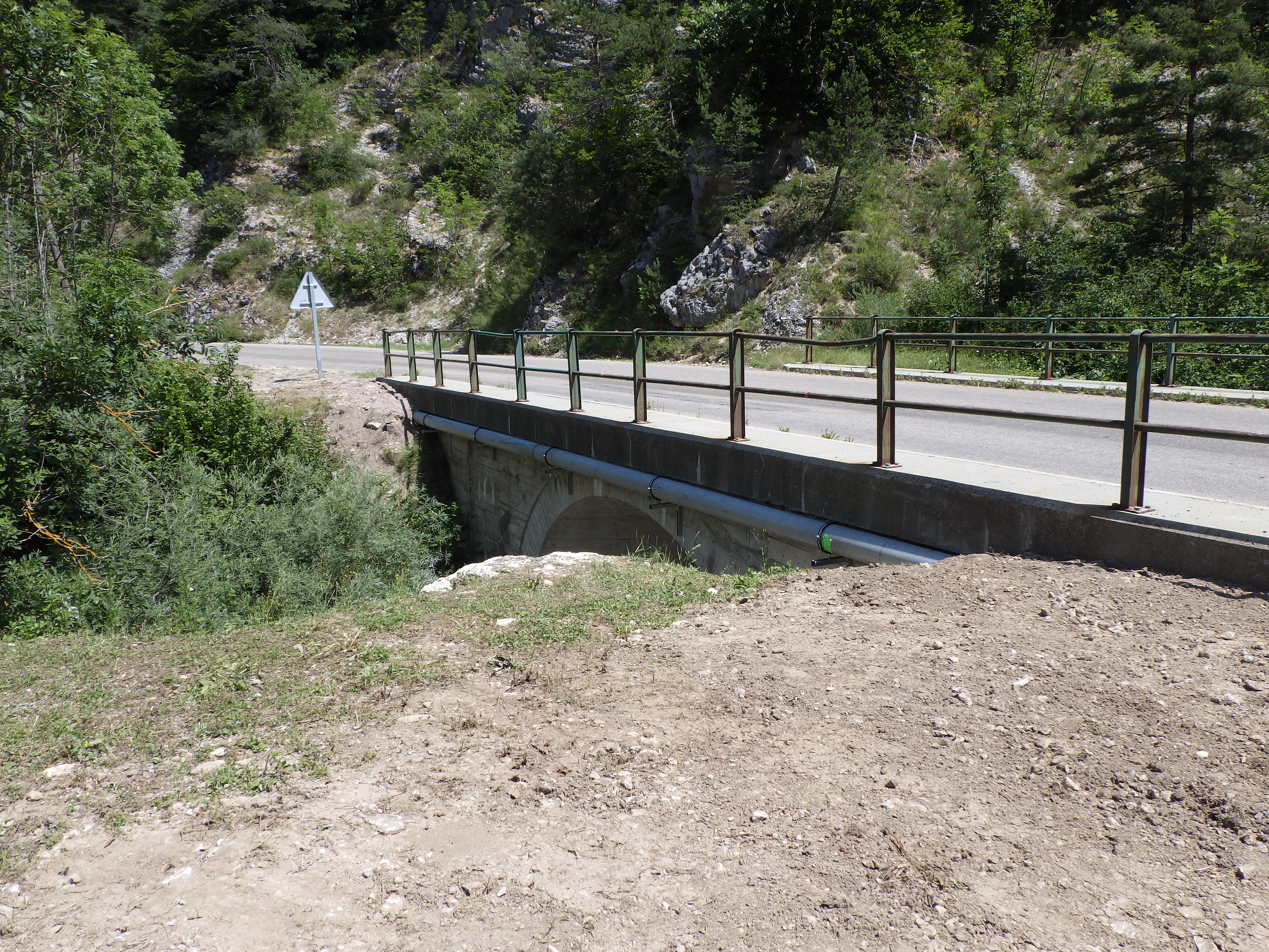 Fibre optique et pehd tirés. Extrémités maçonnées