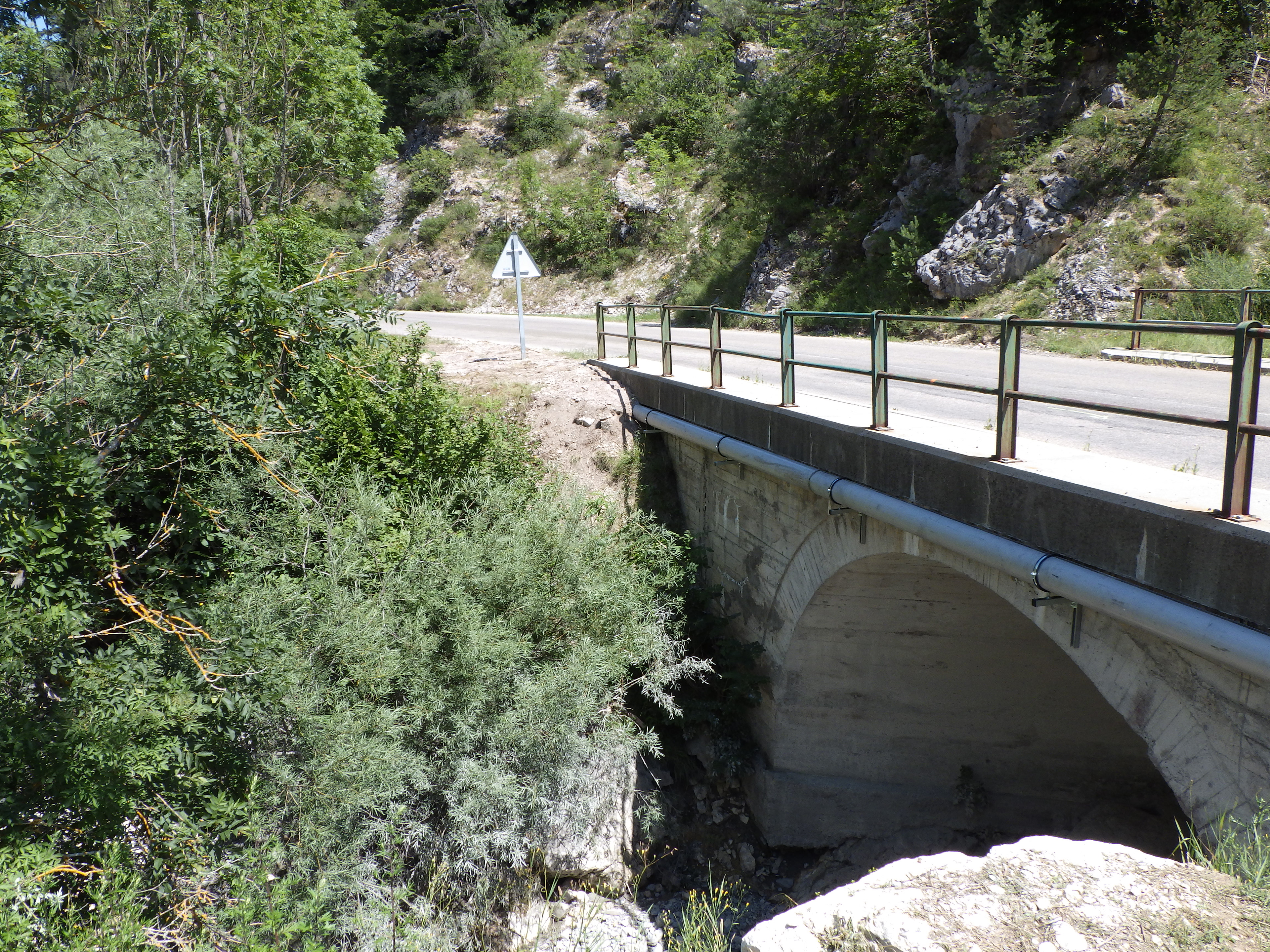 Fibre optique et pehd tirés. Extrémités maçonnées
