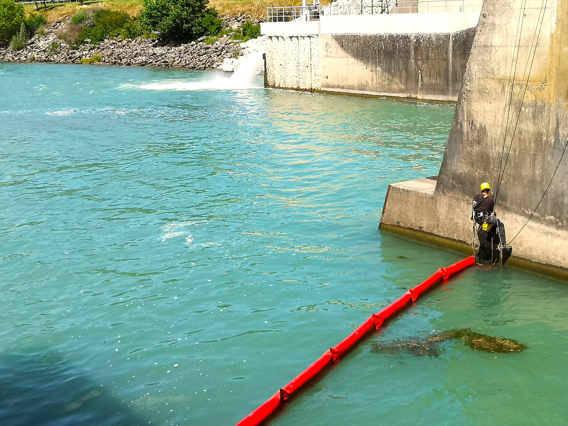 Pose d'un barrage flottant avant démontage des tuyauteries hydrauliques
