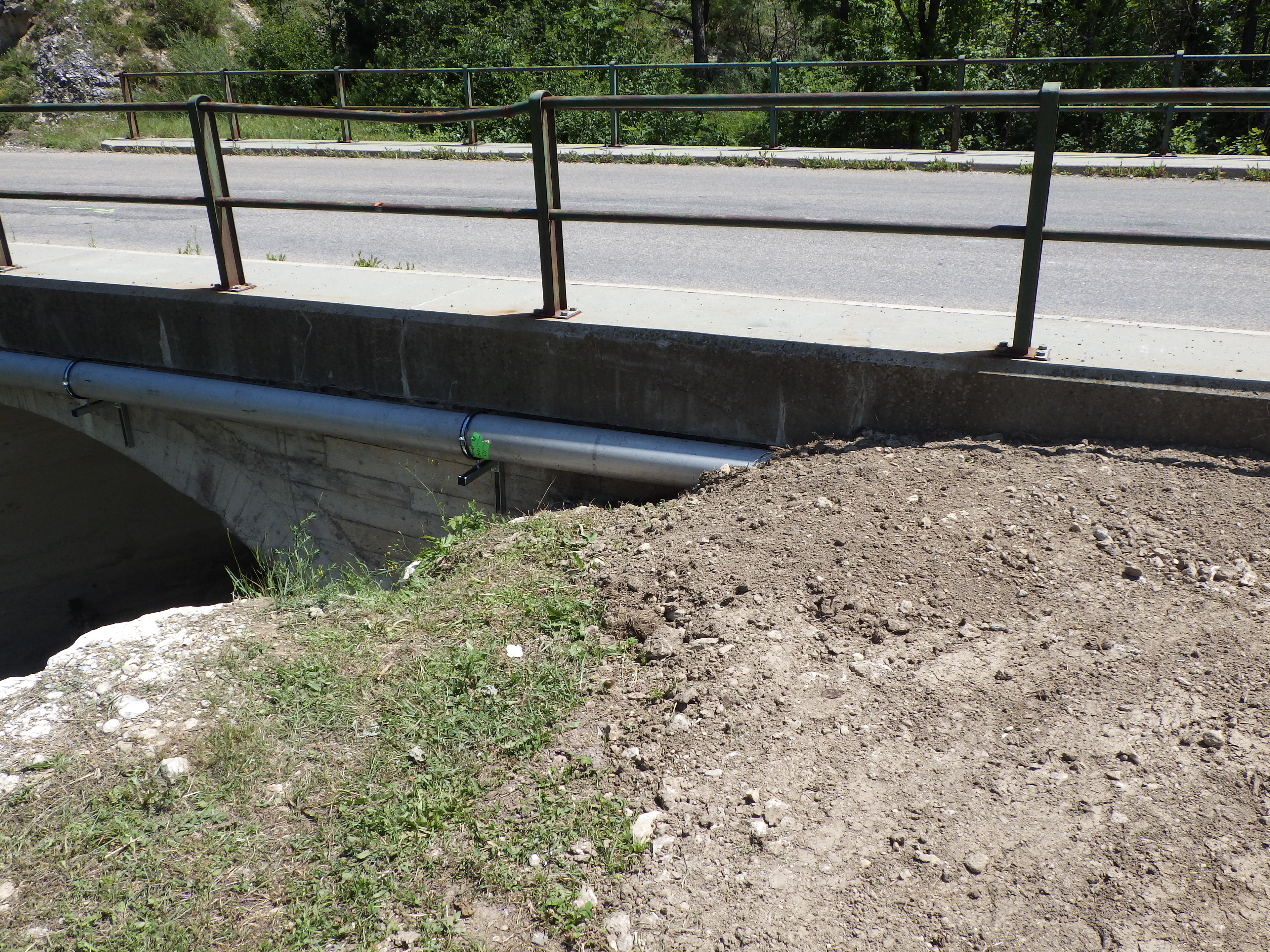 Fibre optique et pehd tirés. Extrémités maçonnées