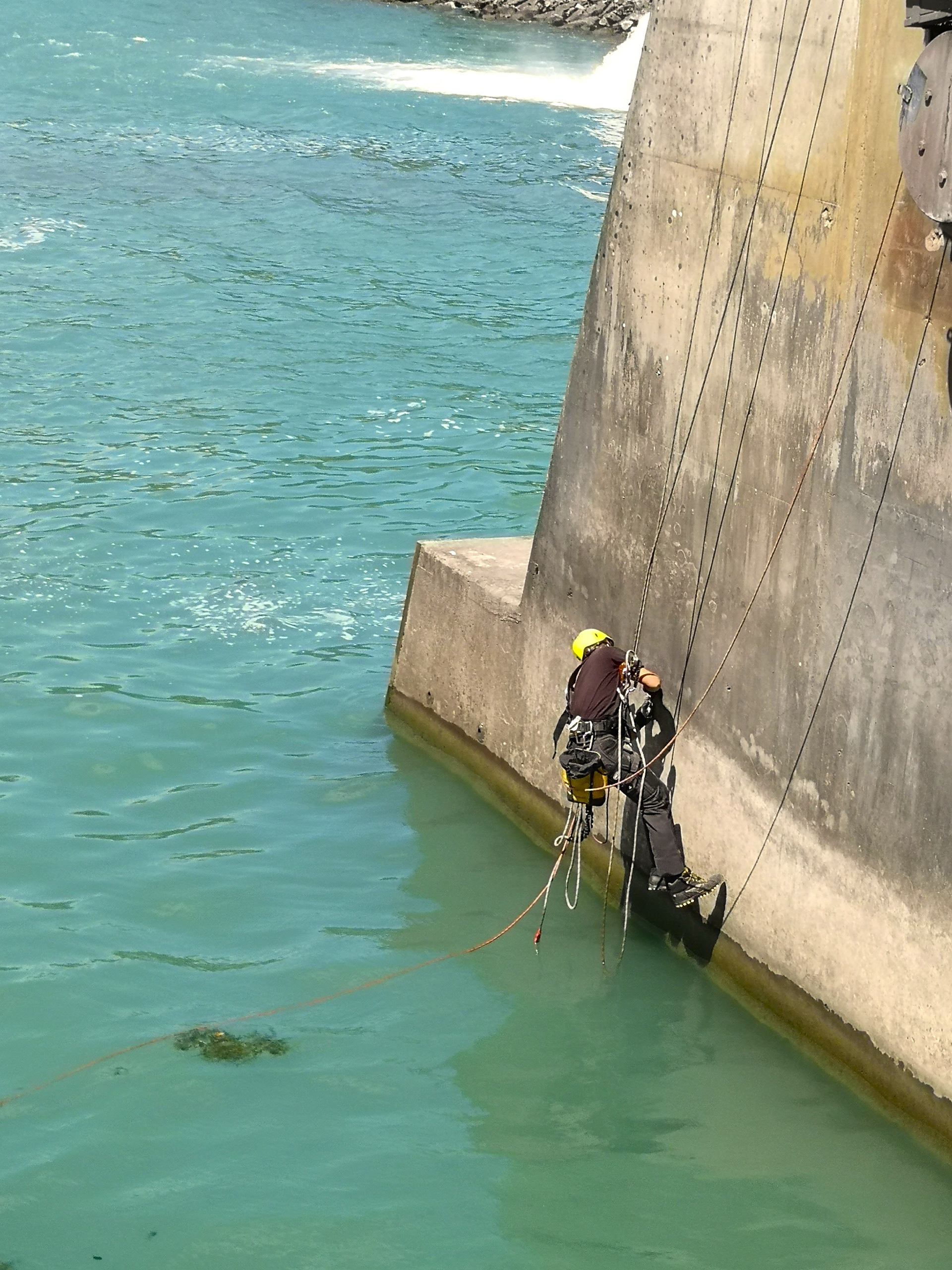 Pose d'un barrage flottant avant démontage des tuyauteries hydrauliques
