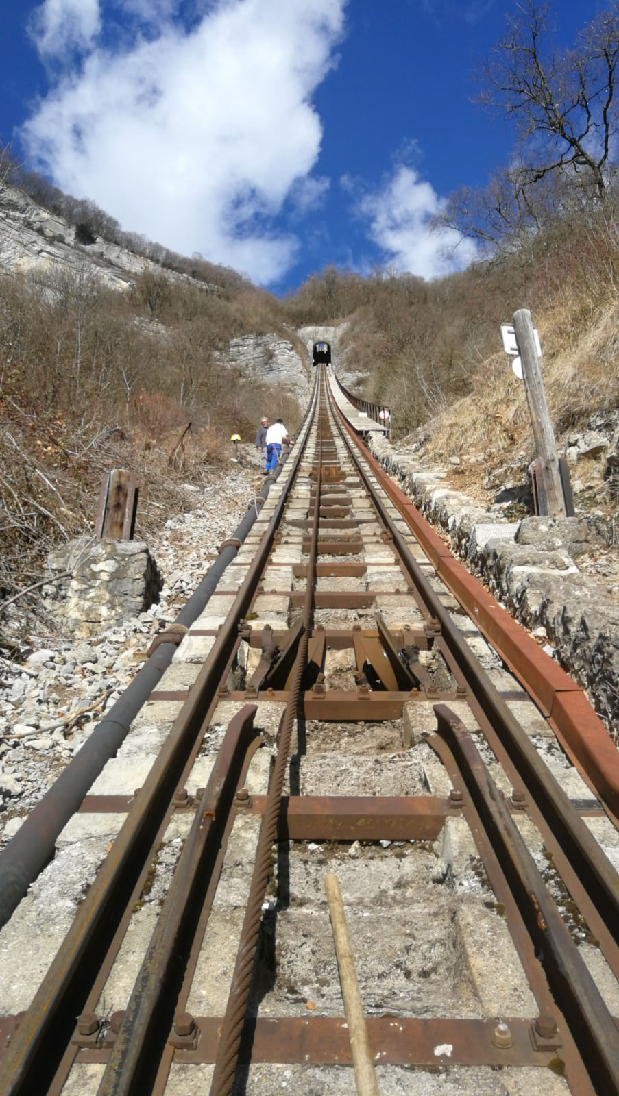 Ligne à équiper, 1350m linéaire sur 750m de dénivelé. Raideur max : 82%